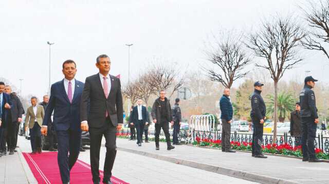Özgür Özel Arada Kaldı: Denge Arıyor