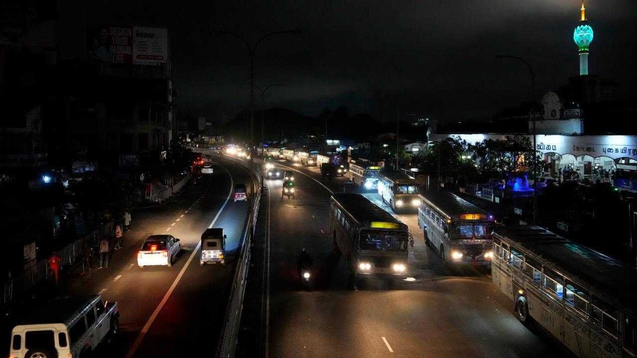 Sri Lanka genelinde saatlerdir elektrik kesintisi yaşanıyor 1 sri lanka genelinde saatlerdir elektrik kesintisi yasaniyor 1