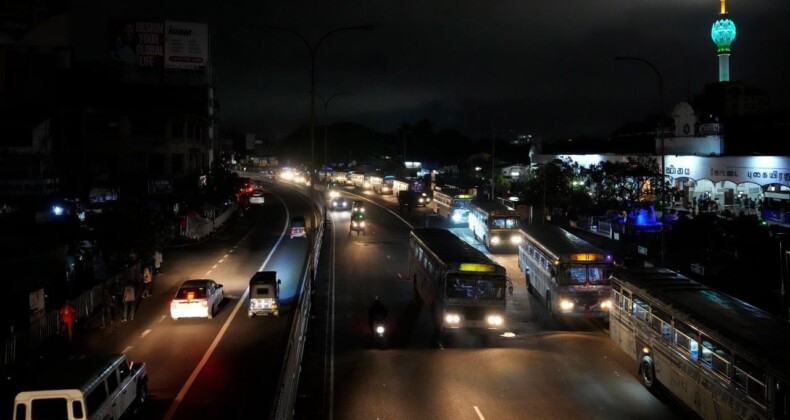 Sri Lanka genelinde saatlerdir elektrik kesintisi yaşanıyor