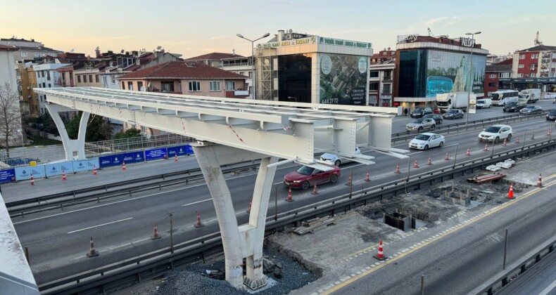 İBB’den Metrobüs Yoluna Yapılan Üst Geçit Ayağına Açıklama