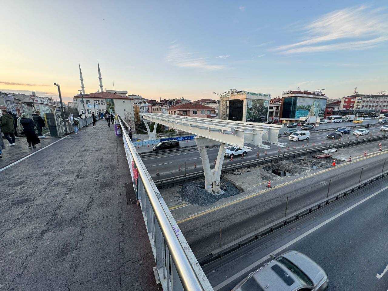 İBB'den Metrobüs Yoluna Yapılan Üst Geçit Ayağına Açıklama 1 AA 20240103 33344254 33344252 IBBDEN KUCUKCEKMECEDE METROBUS YOLUNA KONULAN UST GECIT AYAGINA ILISKIN ACIKLAMA