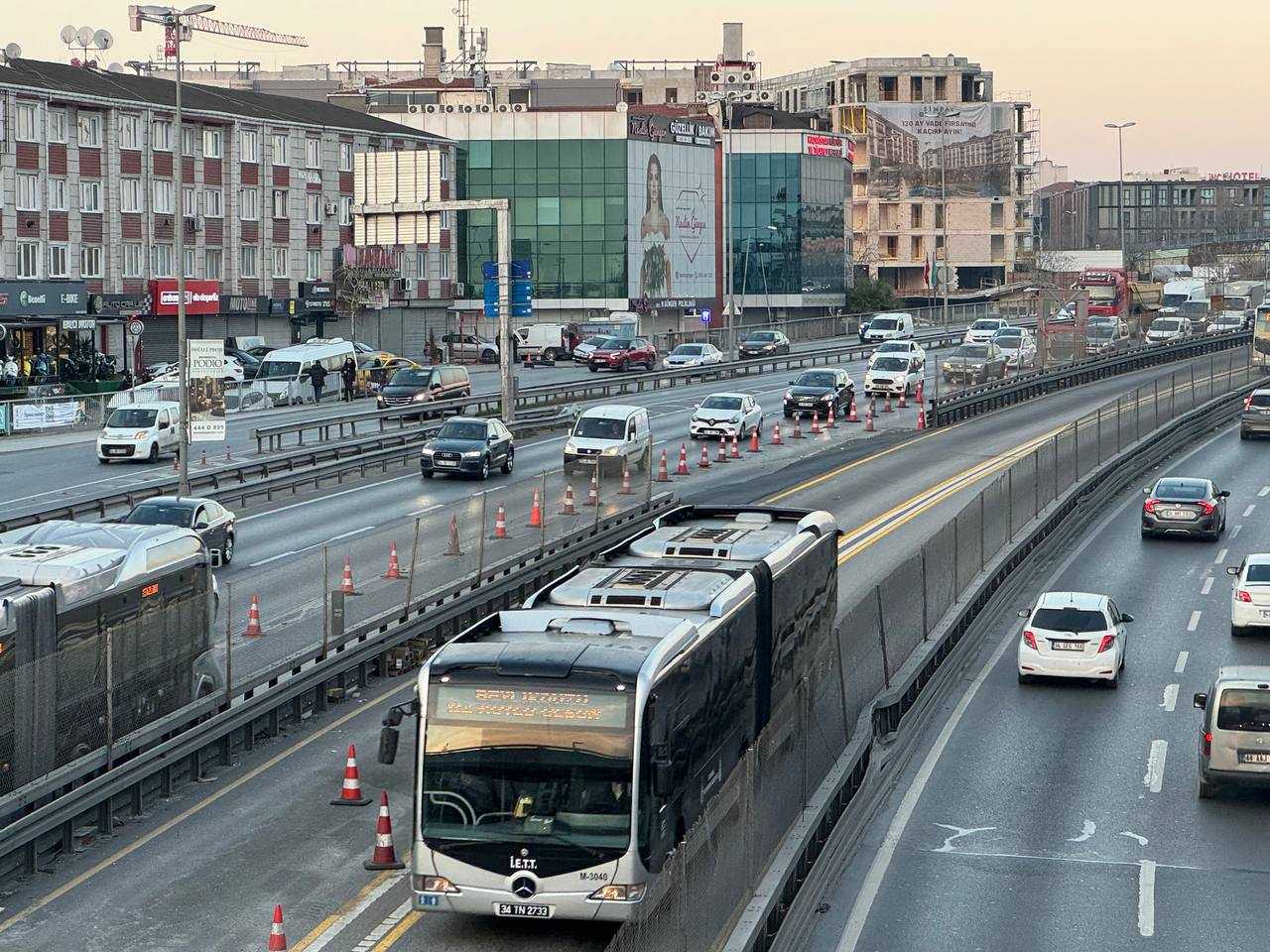 İBB'den Metrobüs Yoluna Yapılan Üst Geçit Ayağına Açıklama 2 AA 20240103 33344254 33344253 IBBDEN KUCUKCEKMECEDE METROBUS YOLUNA KONULAN UST GECIT AYAGINA ILISKIN ACIKLAMA