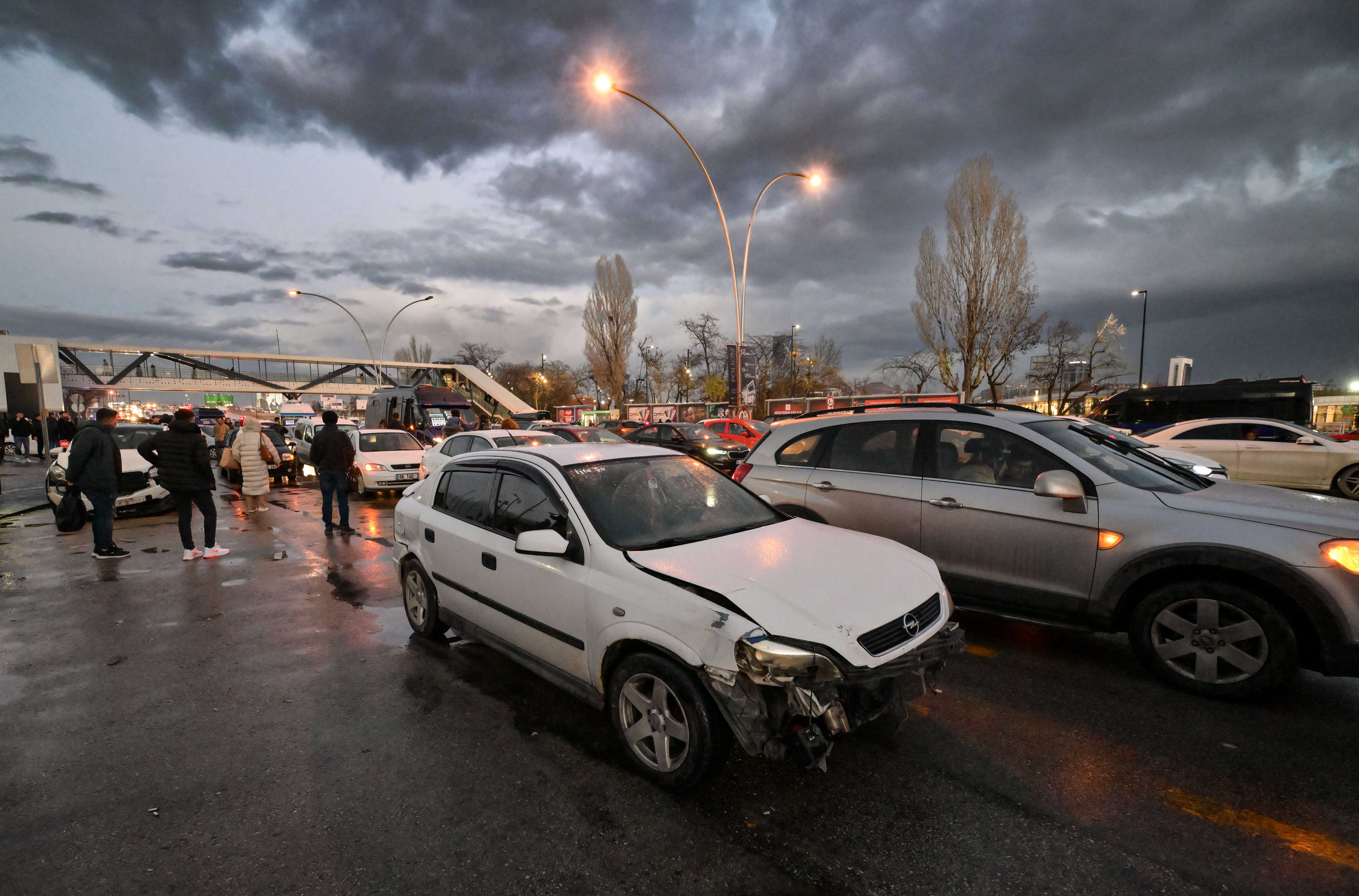 Ankara'da 26 Araç Birbirine Girdi! Yaralılar Var 4 AA 20240107 33379605 33379599 ANKARADA 26 ARACIN KARISTIGI ZINCIRLEME TRAFIK KAZASINDA 3 KISI YARALANDI