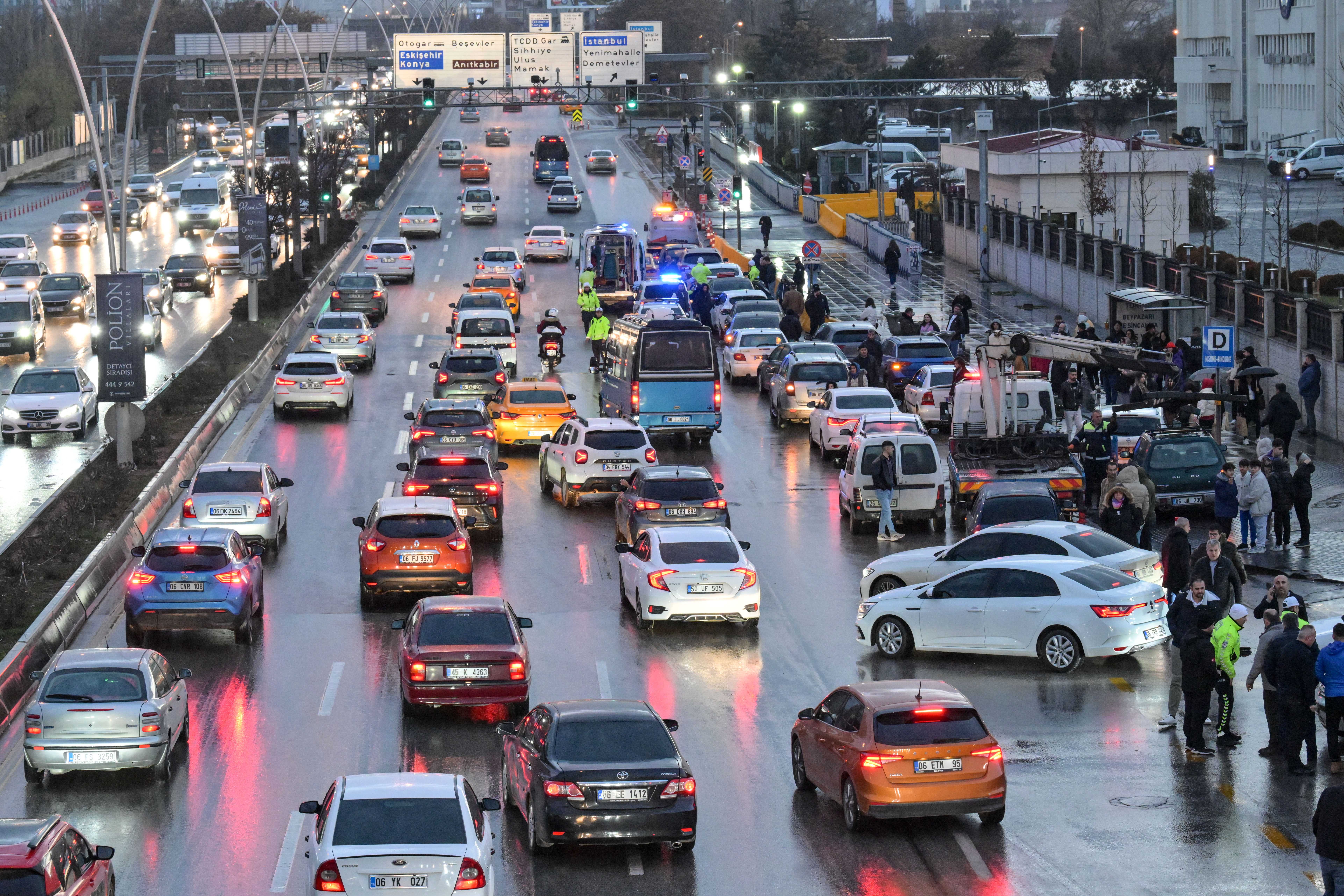Ankara'da 26 Araç Birbirine Girdi! Yaralılar Var 1 AA 20240107 33379605 33379602 ANKARADA 26 ARACIN KARISTIGI ZINCIRLEME TRAFIK KAZASINDA 3 KISI YARALANDI