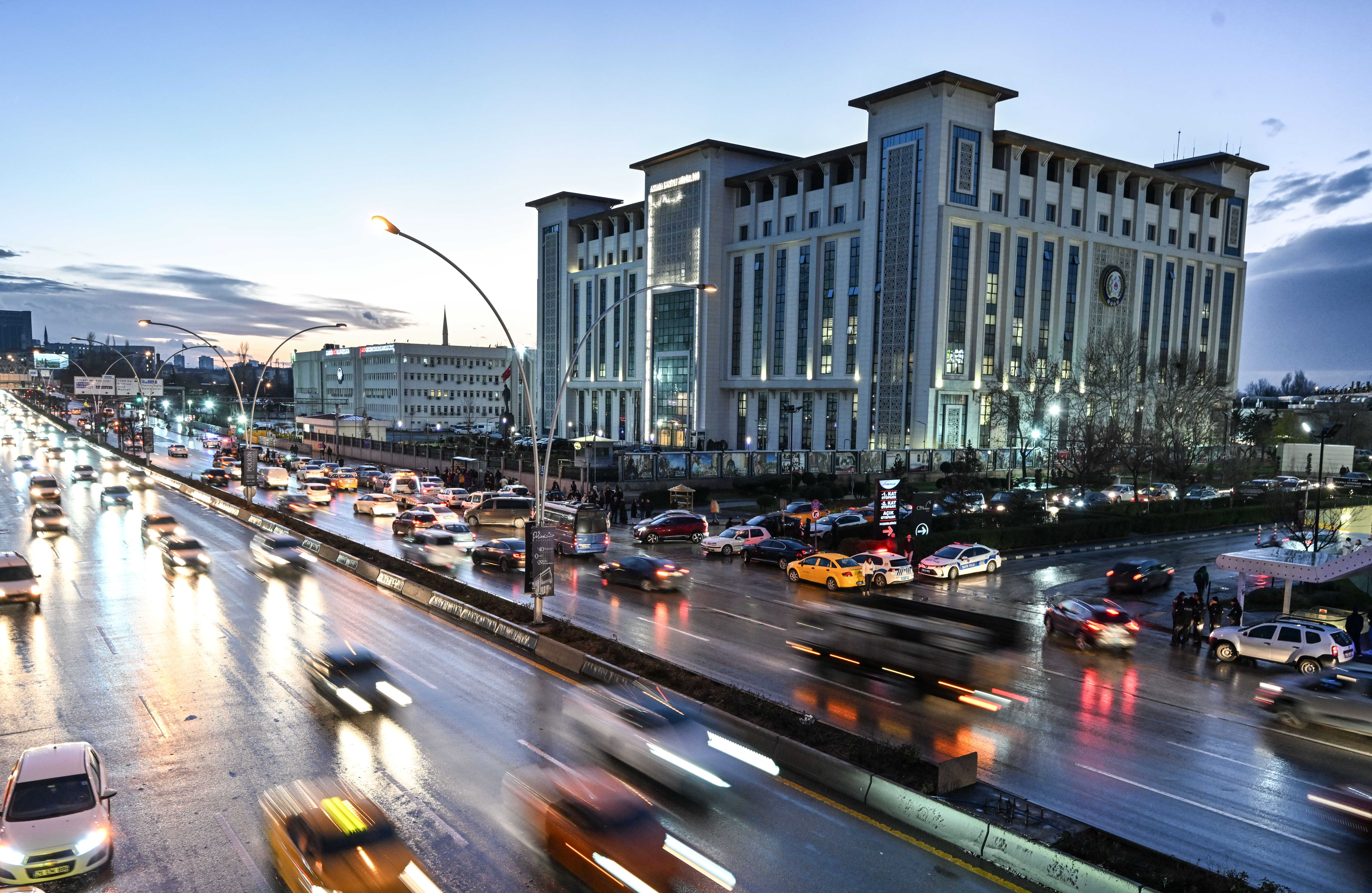 Ankara'da 26 Araç Birbirine Girdi! Yaralılar Var 2 AA 20240107 33379605 33379603 ANKARADA 26 ARACIN KARISTIGI ZINCIRLEME TRAFIK KAZASINDA 3 KISI YARALANDI