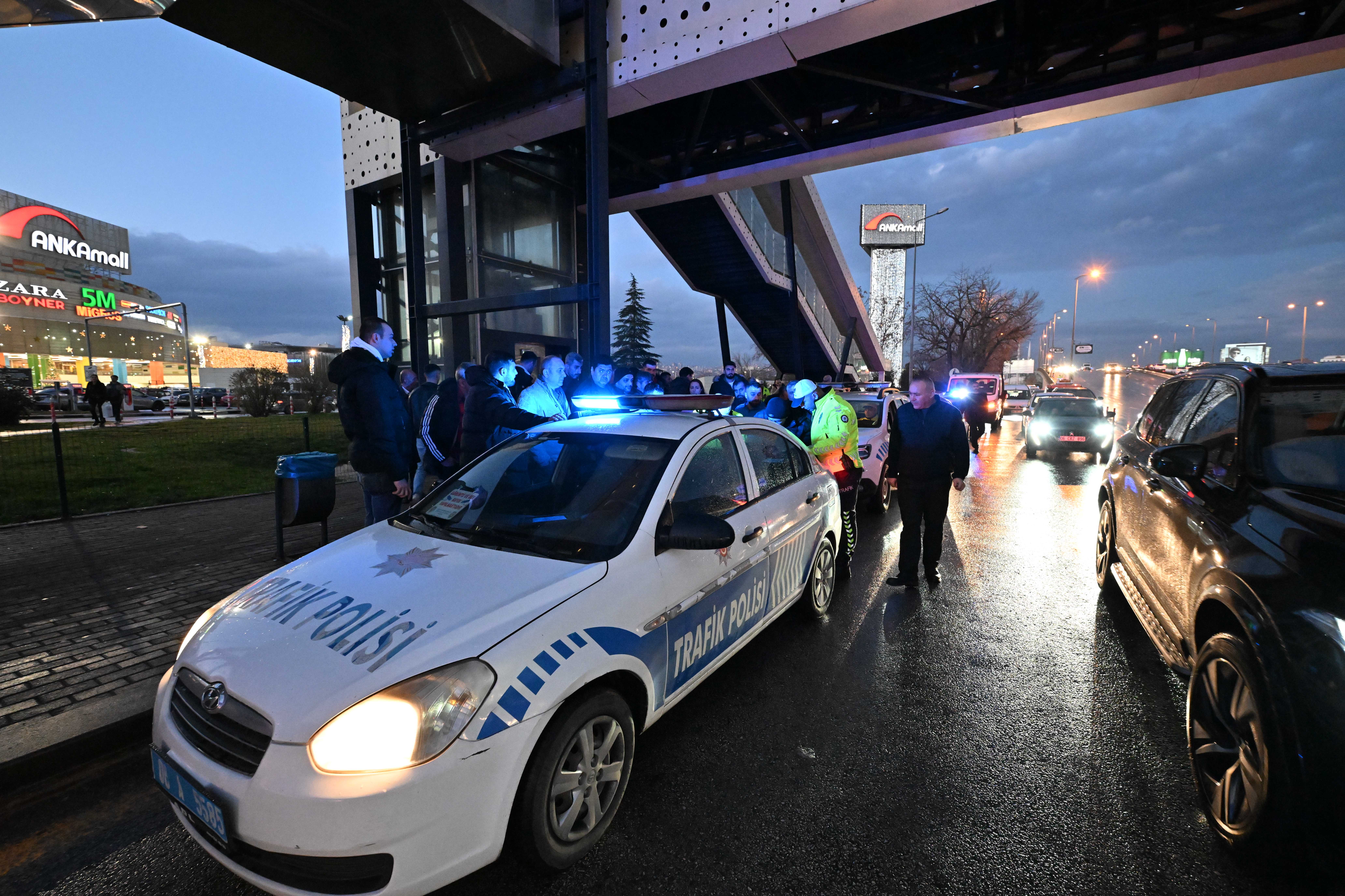 Ankara'da 26 Araç Birbirine Girdi! Yaralılar Var 3 AA 20240107 33379605 33379604 ANKARADA 26 ARACIN KARISTIGI ZINCIRLEME TRAFIK KAZASINDA 3 KISI YARALANDI
