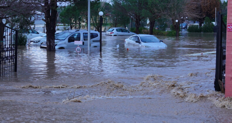 Ayvalık’ta Sağanak Yağış Hayatı Felç Etti: Vatandaşlar Mahsur Kaldı