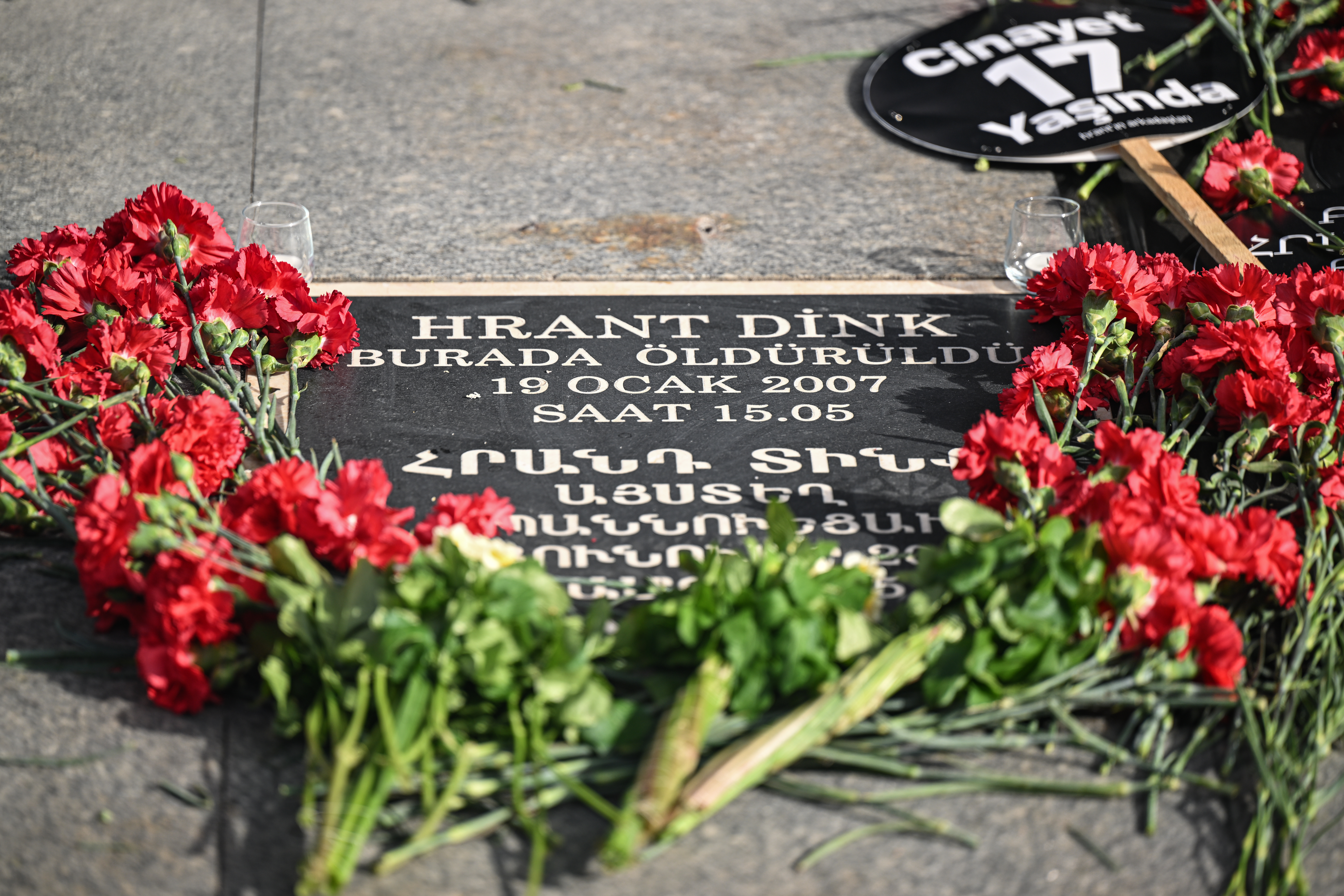 Hrant Dink, Cinayetin 17 Yaşında Agos Gazetesi Önünde Anıldı 5 AA 20240119 33481082 33481070 GAZETECI HRANT DINKE CINAYETIN 17 YILINDA AGOS GAZETESI ONUNDE ANMA