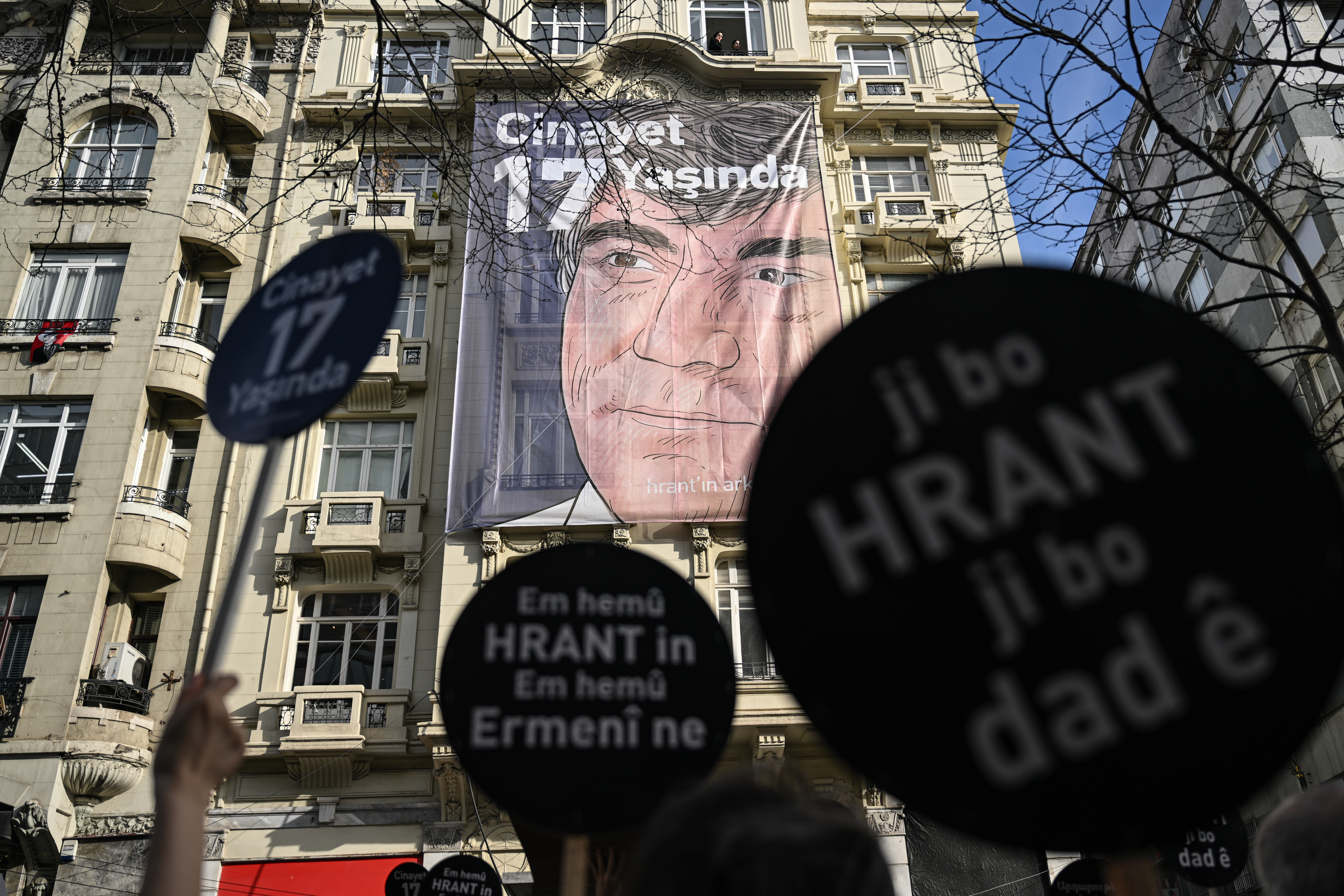 Hrant Dink, Cinayetin 17 Yaşında Agos Gazetesi Önünde Anıldı 1 AA 20240119 33481082 33481072 GAZETECI HRANT DINKE CINAYETIN 17 YILINDA AGOS GAZETESI ONUNDE ANMA