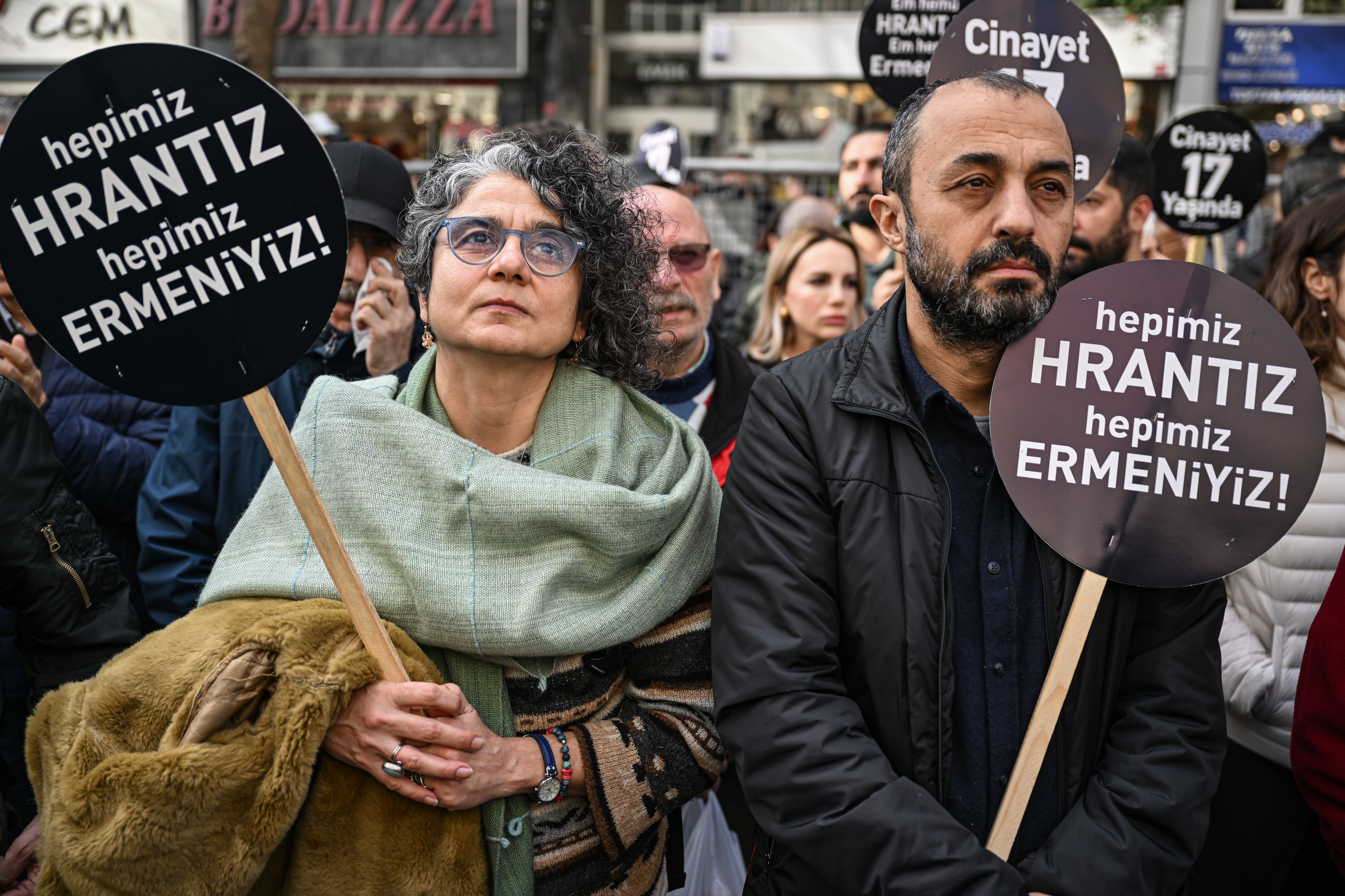 Hrant Dink, Cinayetin 17 Yaşında Agos Gazetesi Önünde Anıldı 7 AA 20240119 33481082 33481073 GAZETECI HRANT DINKE CINAYETIN 17 YILINDA AGOS GAZETESI ONUNDE ANMA