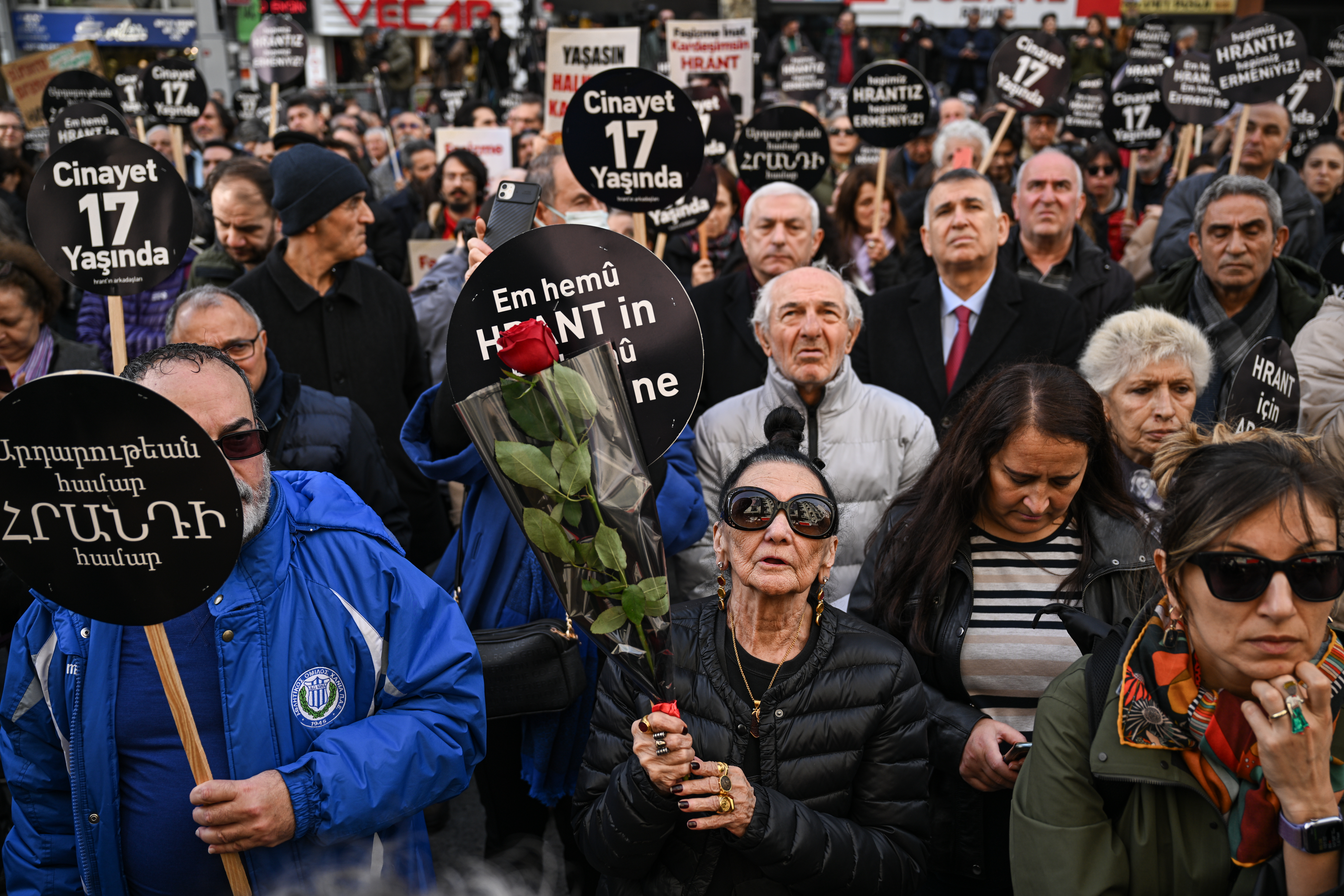 Hrant Dink, Cinayetin 17 Yaşında Agos Gazetesi Önünde Anıldı 6 AA 20240119 33481082 33481075 GAZETECI HRANT DINKE CINAYETIN 17 YILINDA AGOS GAZETESI ONUNDE ANMA