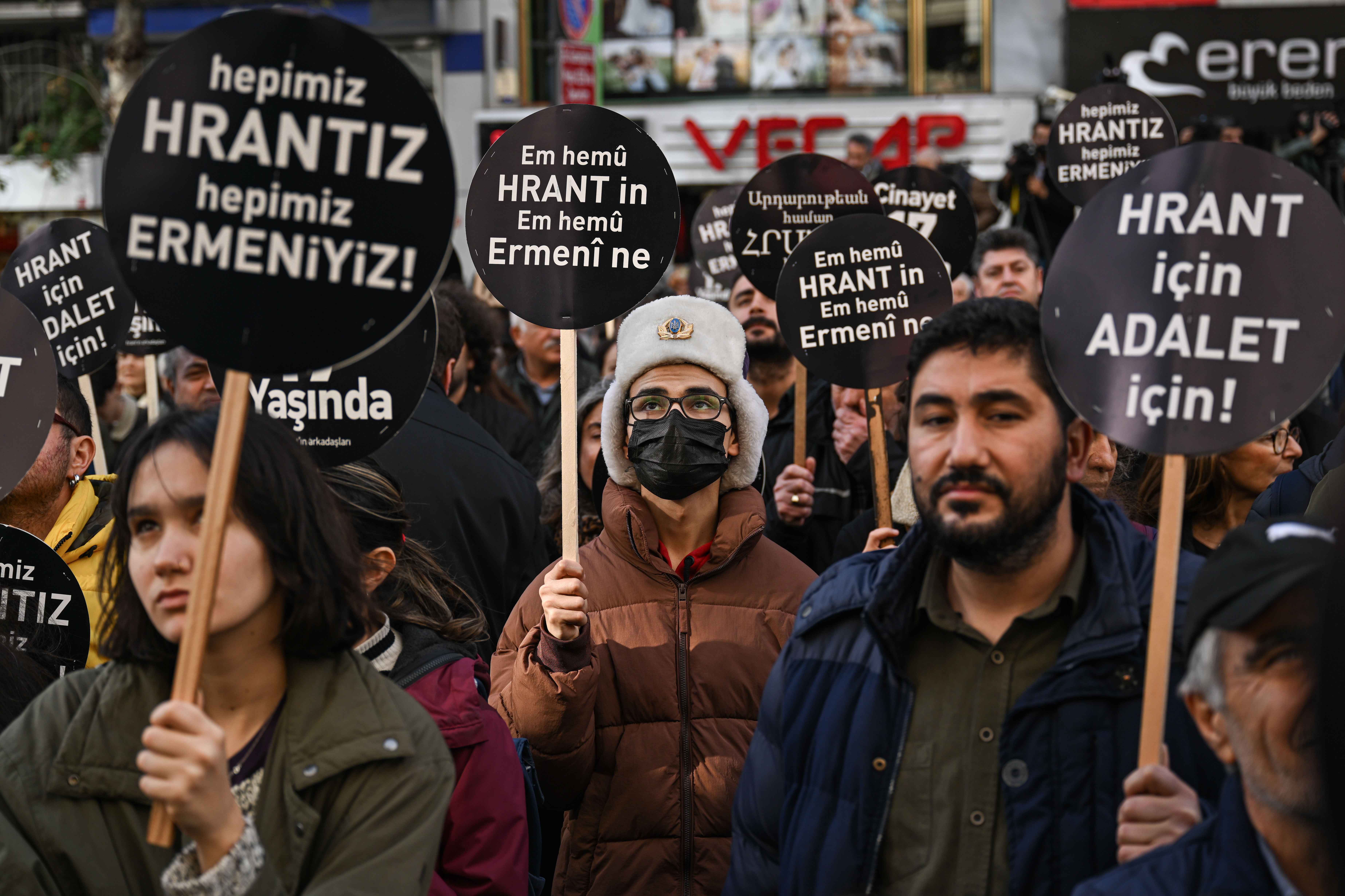 Hrant Dink, Cinayetin 17 Yaşında Agos Gazetesi Önünde Anıldı 2 AA 20240119 33481082 33481076 GAZETECI HRANT DINKE CINAYETIN 17 YILINDA AGOS GAZETESI ONUNDE ANMA 1