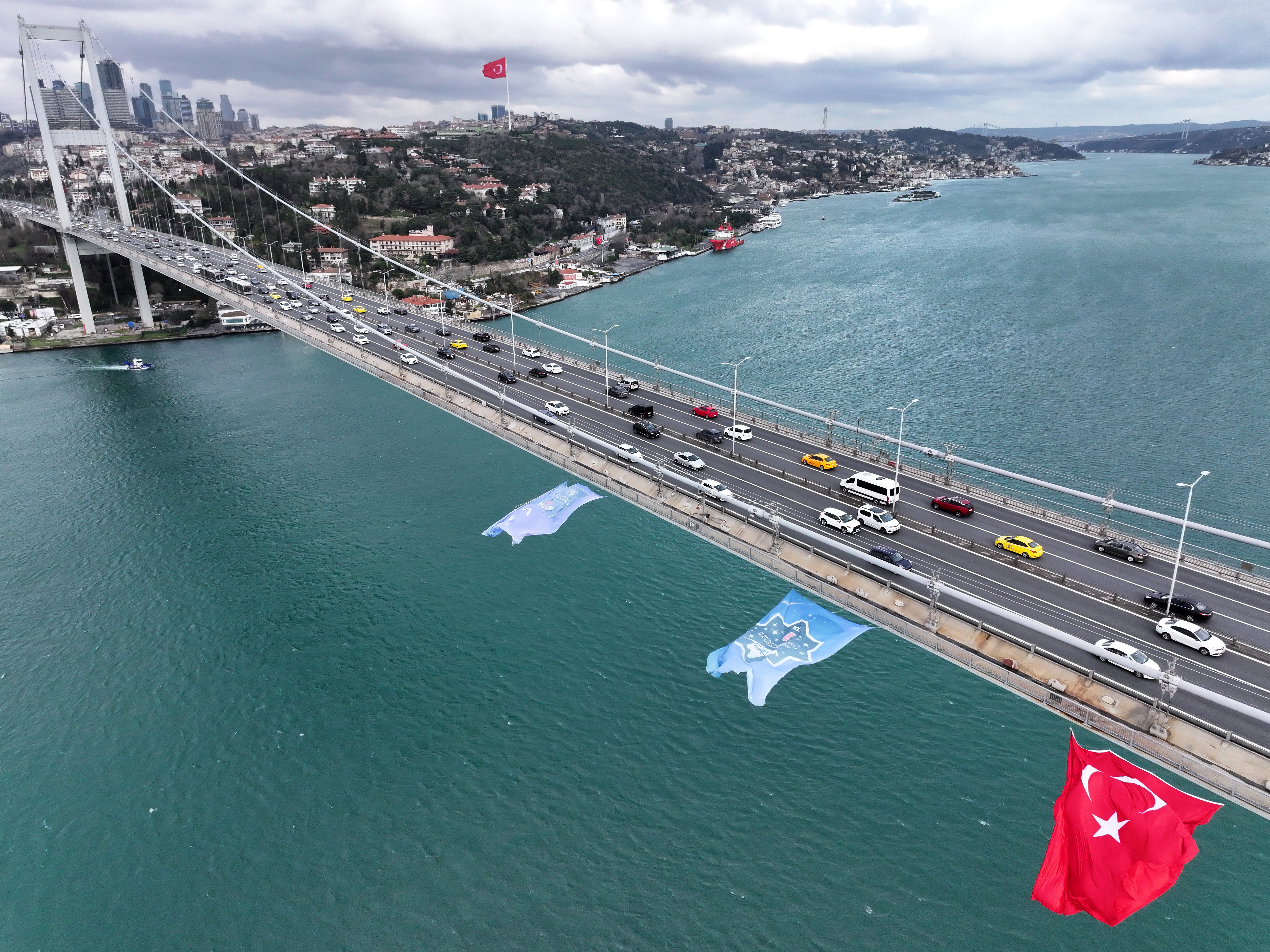 Alper Gezeravcı Onuruna Köprüde Türk Bayrağı Dalgalanıyor 4 AA 20240121 33493102 33493098 ALPER GEZERAVCI ICIN 15 TEMMUZ SEHITLER KOPRUSUNE TURK BAYRAGI ASILDI