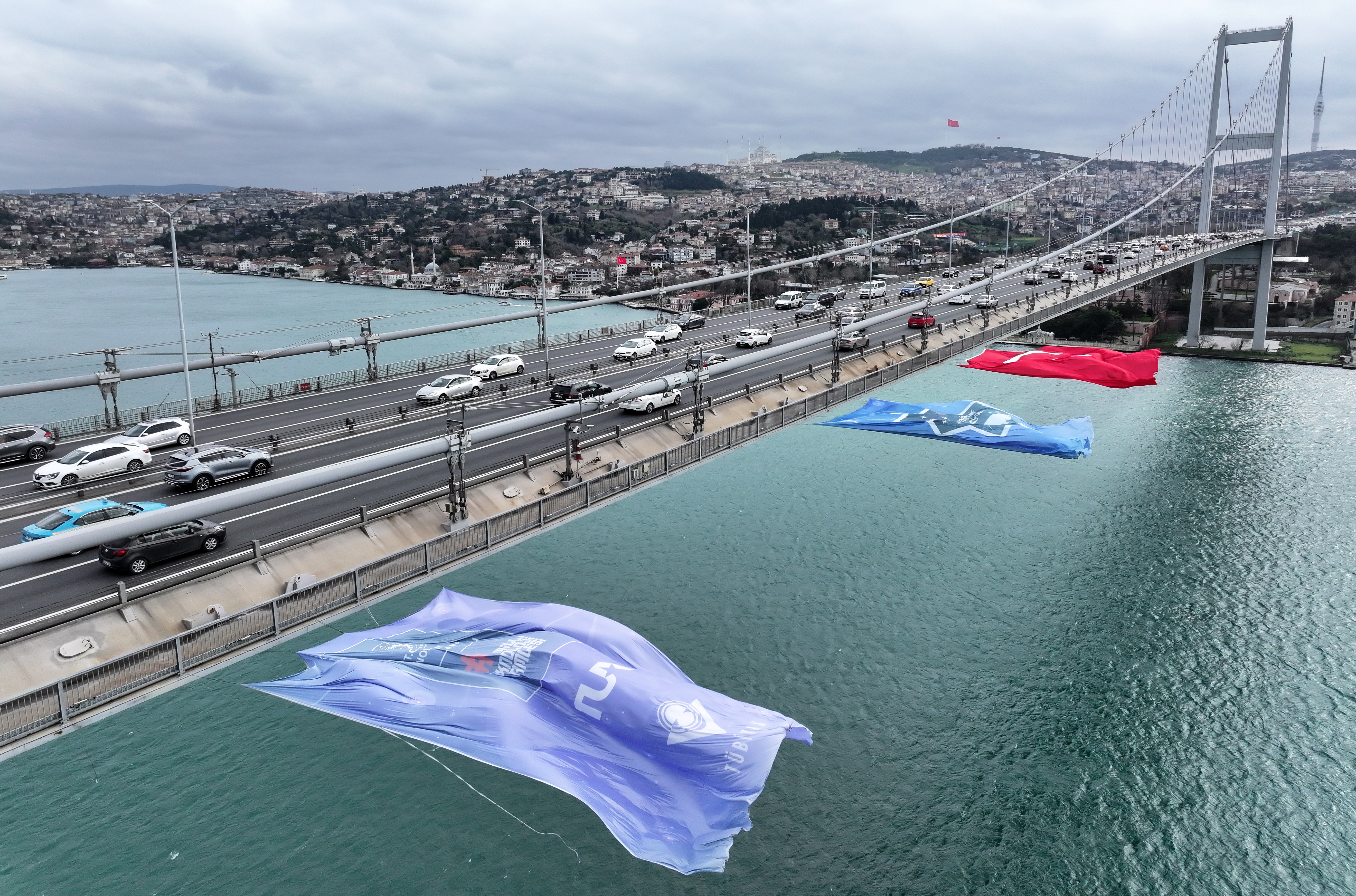 Alper Gezeravcı Onuruna Köprüde Türk Bayrağı Dalgalanıyor 1 AA 20240121 33493102 33493099 ALPER GEZERAVCI ICIN 15 TEMMUZ SEHITLER KOPRUSUNE TURK BAYRAGI ASILDI