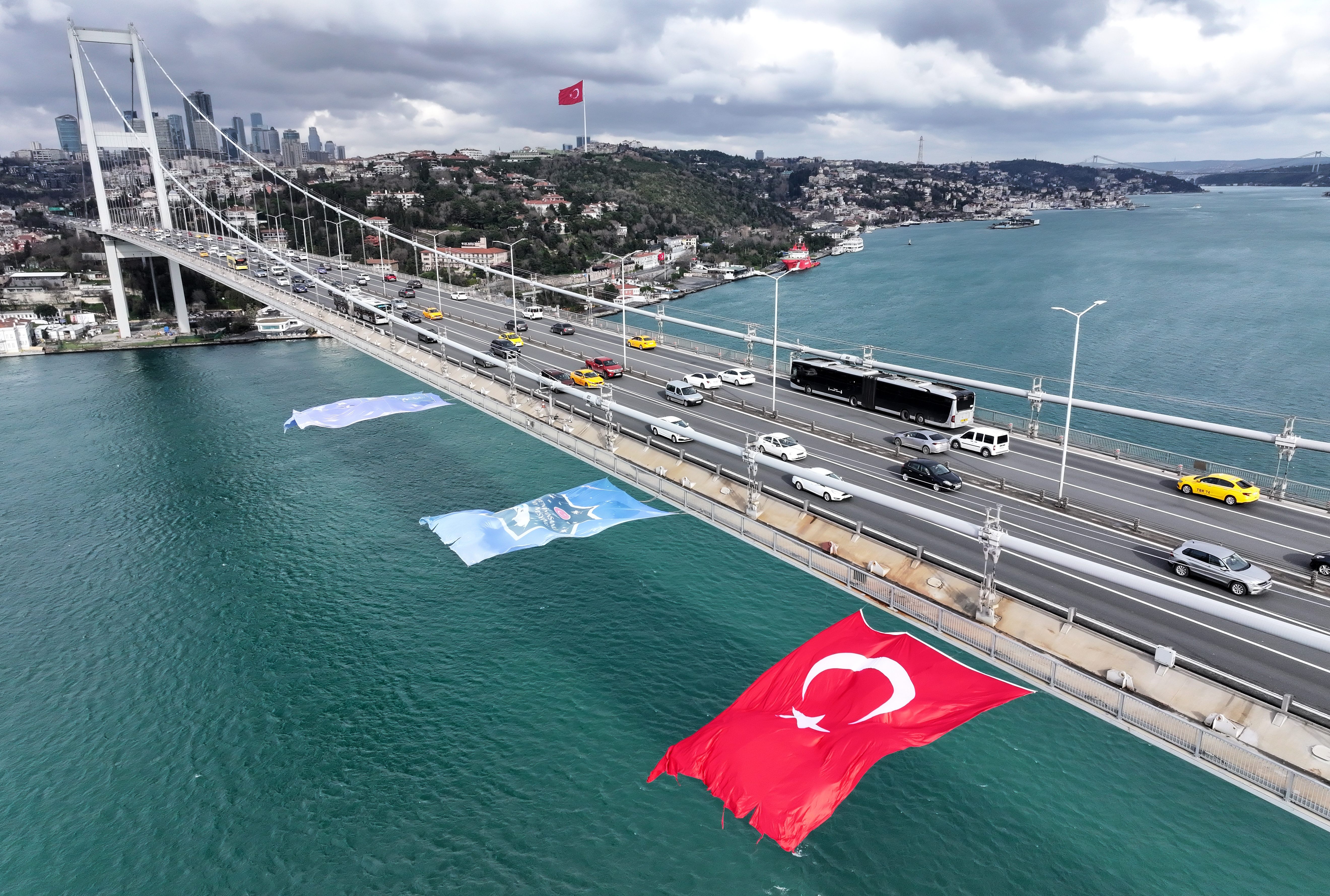 Alper Gezeravcı Onuruna Köprüde Türk Bayrağı Dalgalanıyor 2 AA 20240121 33493102 33493100 ALPER GEZERAVCI ICIN 15 TEMMUZ SEHITLER KOPRUSUNE TURK BAYRAGI ASILDI