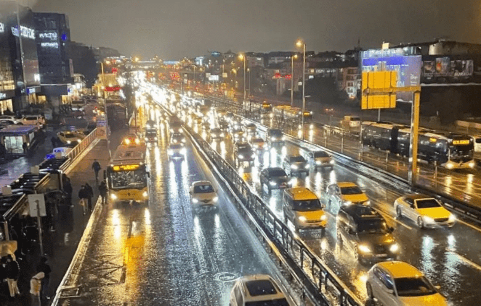 İstanbul'da Trafik Felç: Yoğunluk Yüzde 90'a Ulaştı! 3 Ekran goruntusu 2024 01 09 222138