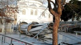 İzmir’de Cami Minaresi Yıkıldı