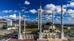 KKTC’nin En Büyük Camisi İbadete Açıldı
