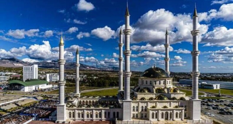 KKTC’nin En Büyük Camisi İbadete Açıldı