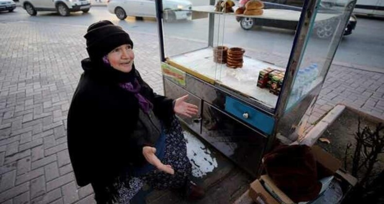 Konya’nın “Simitçi Teyze”si 17 Yıldır Tezgahının Başında