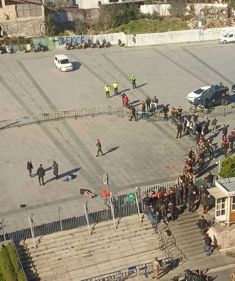 AA 20240206 33627379 33627378 ISTANBUL ADLIYESI ONUNDE SILAHLA ATES ACILDI