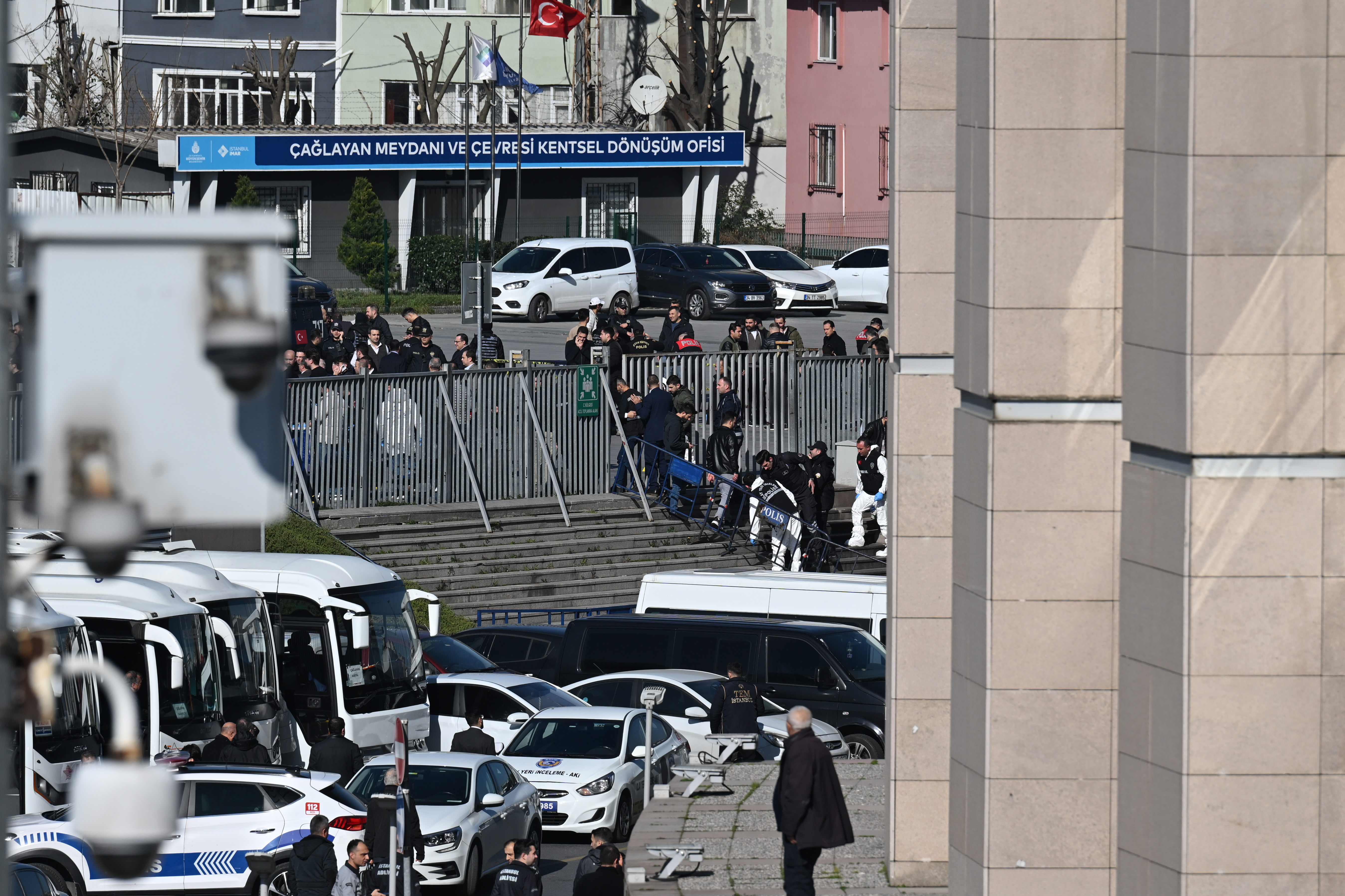 AA 20240206 33627653 33627651 ISTANBUL ADLIYESI ONUNDEKI MEYDANDA SILAHLA ATES ACILDI