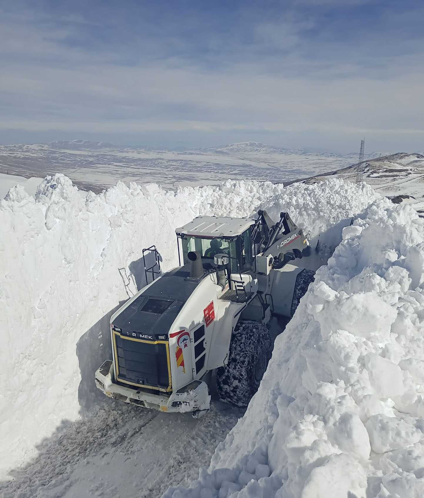 Hakkari Yüksekova'da Karla Mücadele Çalışmaları Devam Ediyor 1 AA 20240210 33668065 33668064 YUKSEKOVADA KARLA MUCADELE SURDU