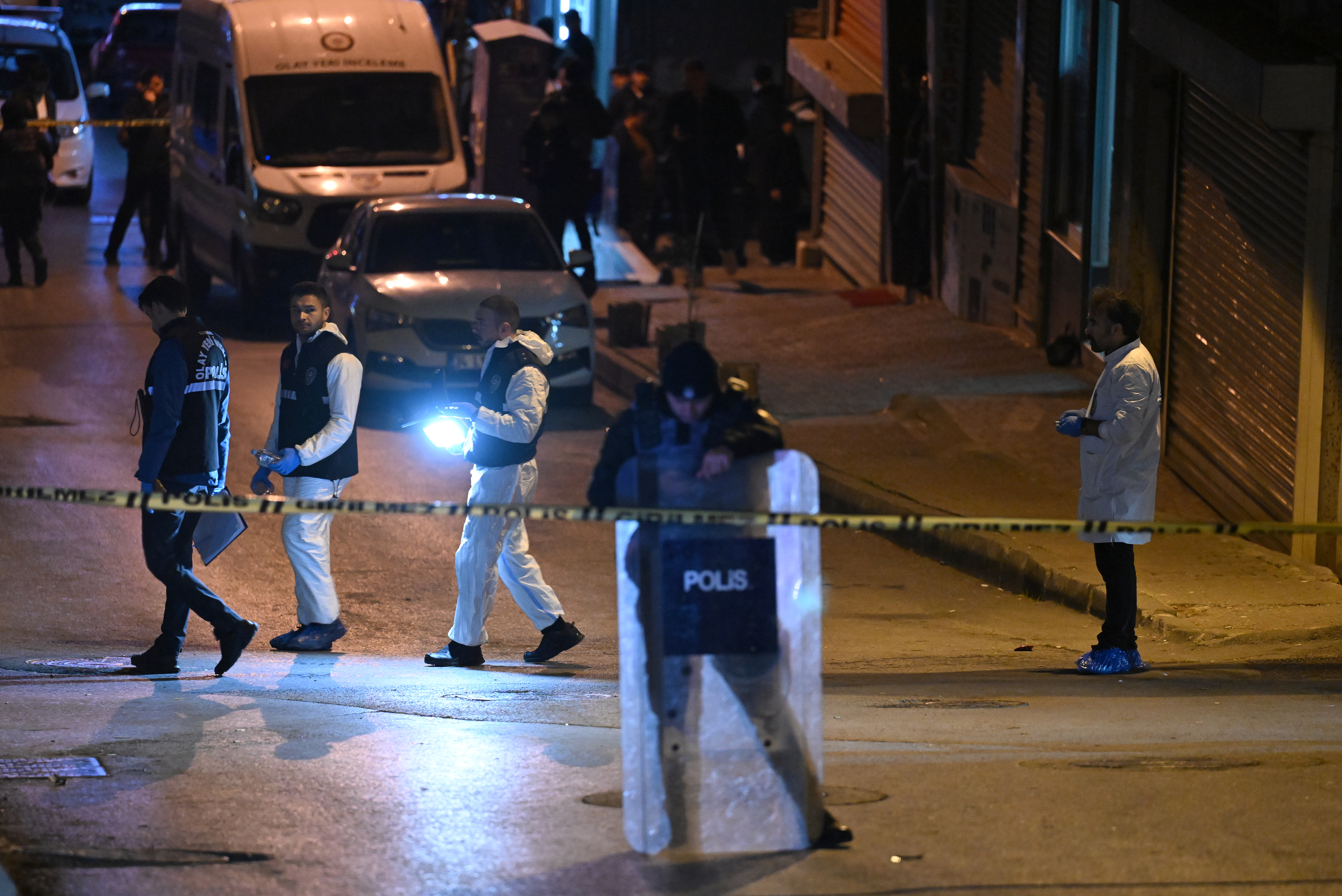 Küçükçekmece'de AK Parti Seçim Çalışmasına Silahlı Saldırı: MOBESE Kameraları Saldırganların İzini Sürüyor 11 AA 20240210 33672457 33672456 KUCUKCEKMECEDE AK PARTININ SECIM CALISMASI SIRASINDA SILAHLI SALDIRI