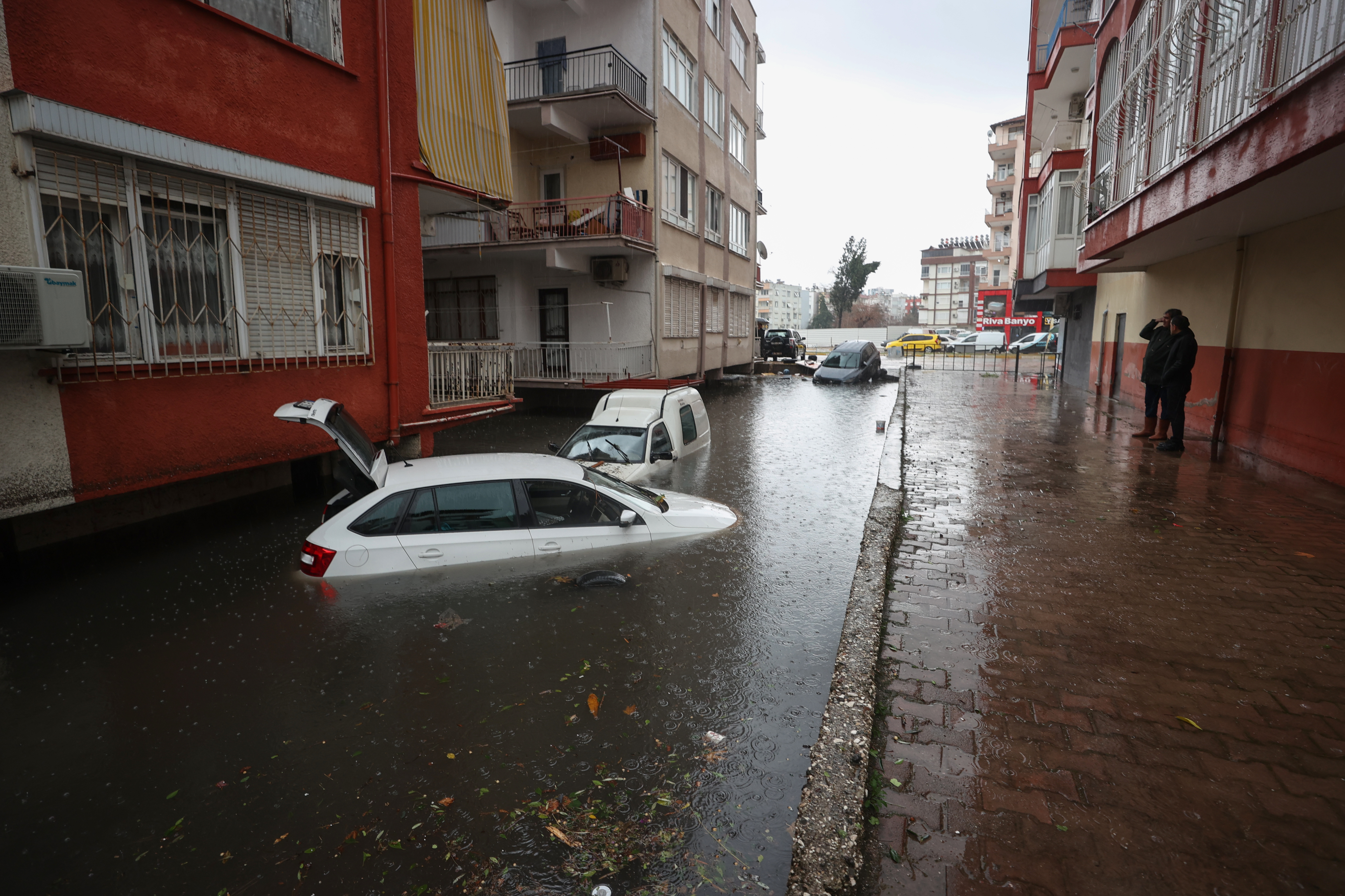 AA 20240213 33690235 33690230 ANTALYADA SIDDETLI YAGIS YASAMI OLUMSUZ ETKILEDI 1