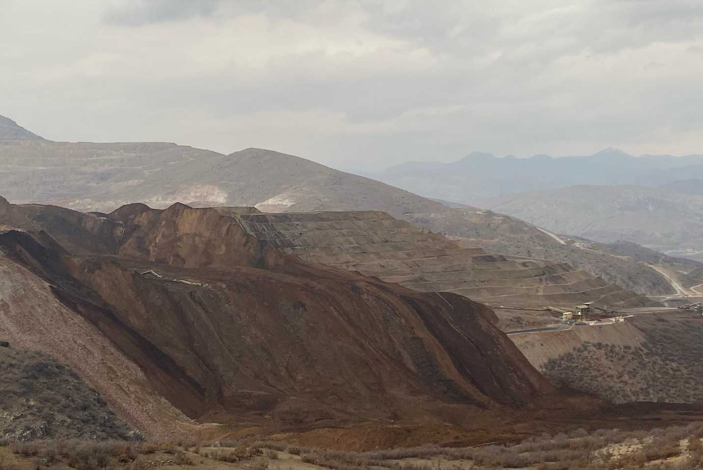 Erzincan'da Maden Faciası: Kayıp 9 İşçiyi Arama Çalışmaları Devam Ediyor 4 AA 20240213 33694654 33694651 ERZINCANDA ALTIN MADENININ BULUNDUGU BOLGEDE TOPRAK KAYMASI MEYDANA GELDI