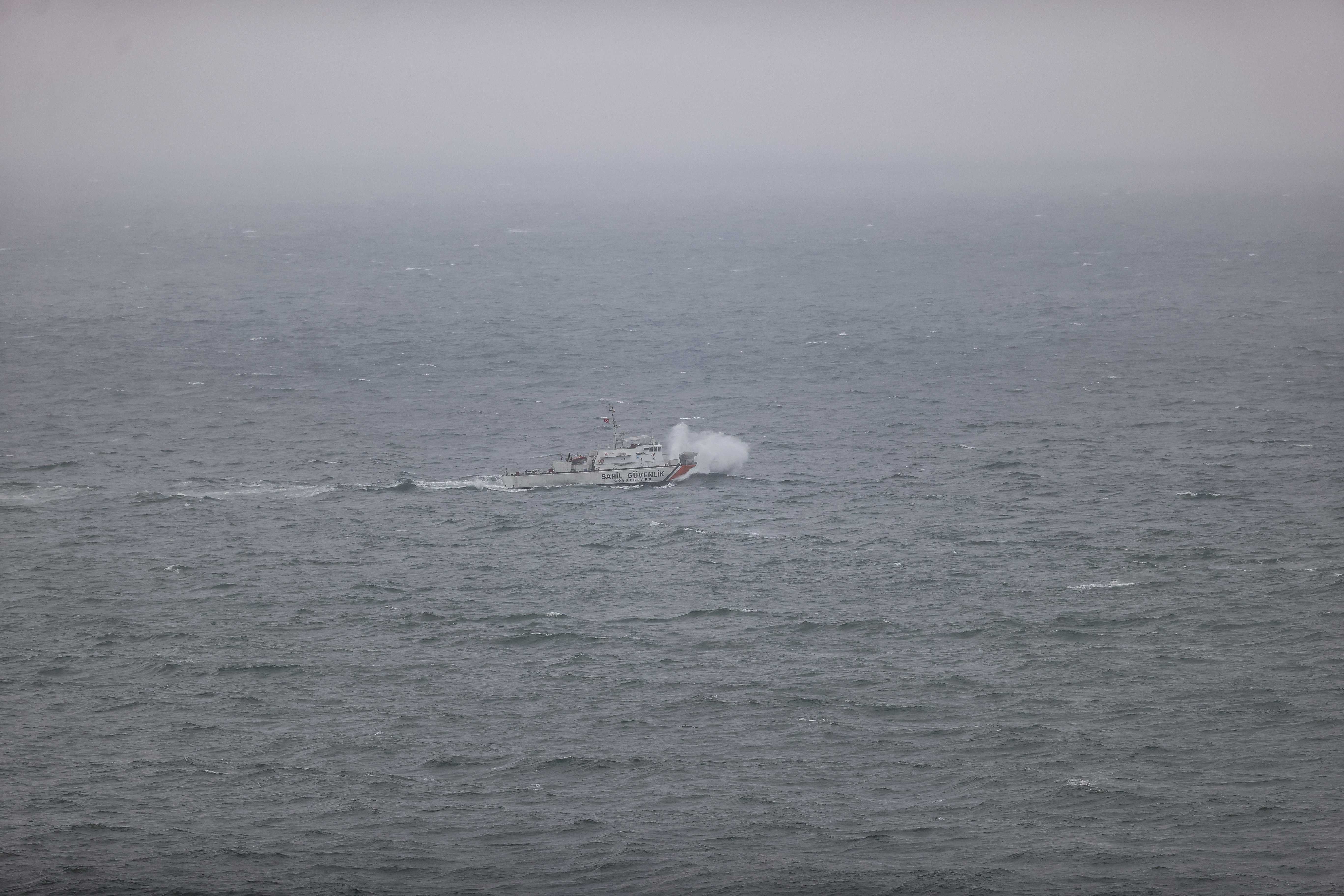 Marmara Denizi'nde Kargo Gemisi Battı: 6 Mürettebat İçin Kurtarma Operasyonu 2 AA 20240215 33710261 33710254 MARMARA DENIZINDE SU ALAN KARGO GEMISI ICIN KURTARMA CALISMALARI BASLADI