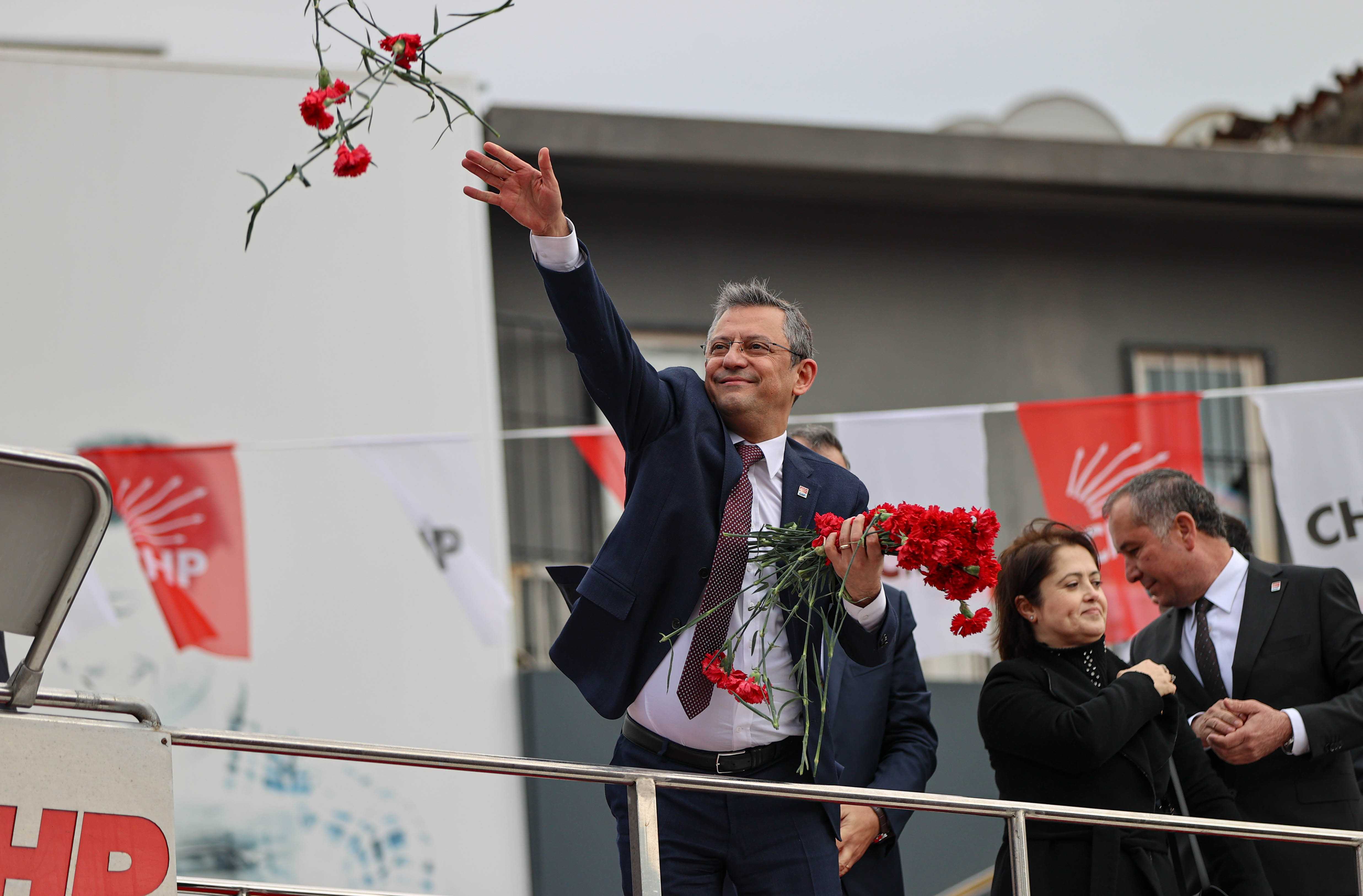 Özgür Özel'den İzmir'de Karışıklık: Yanlış Adayın Elini Kaldırdı 3 AA 20240216 33726946 33726936 CHP GENEL BASKANI OZGUR OZEL BERGAMADA HALK BULUSMASINA KATILDI