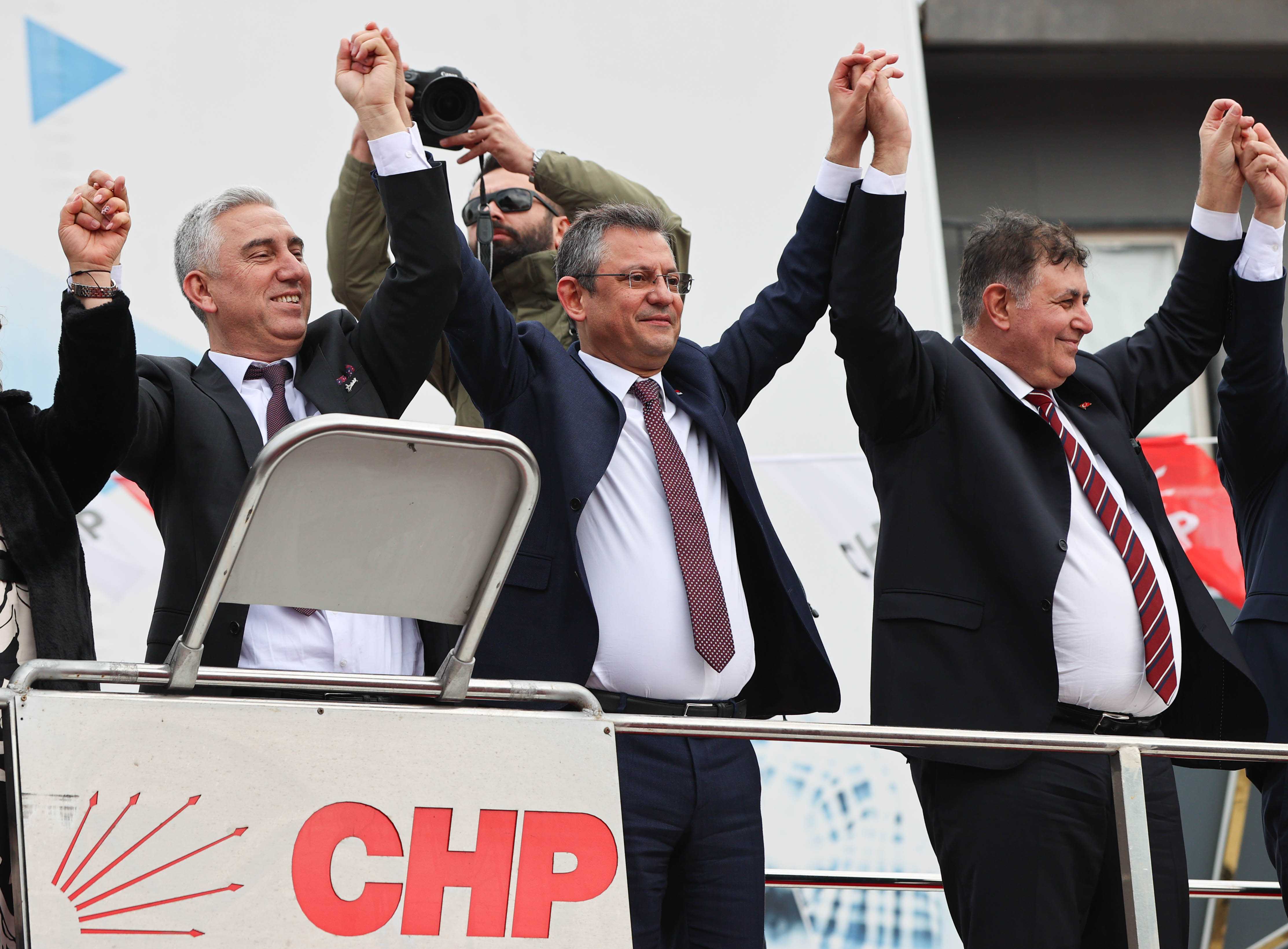 Özgür Özel'den İzmir'de Karışıklık: Yanlış Adayın Elini Kaldırdı 1 AA 20240216 33726946 33726940 CHP GENEL BASKANI OZGUR OZEL BERGAMADA HALK BULUSMASINA KATILDI