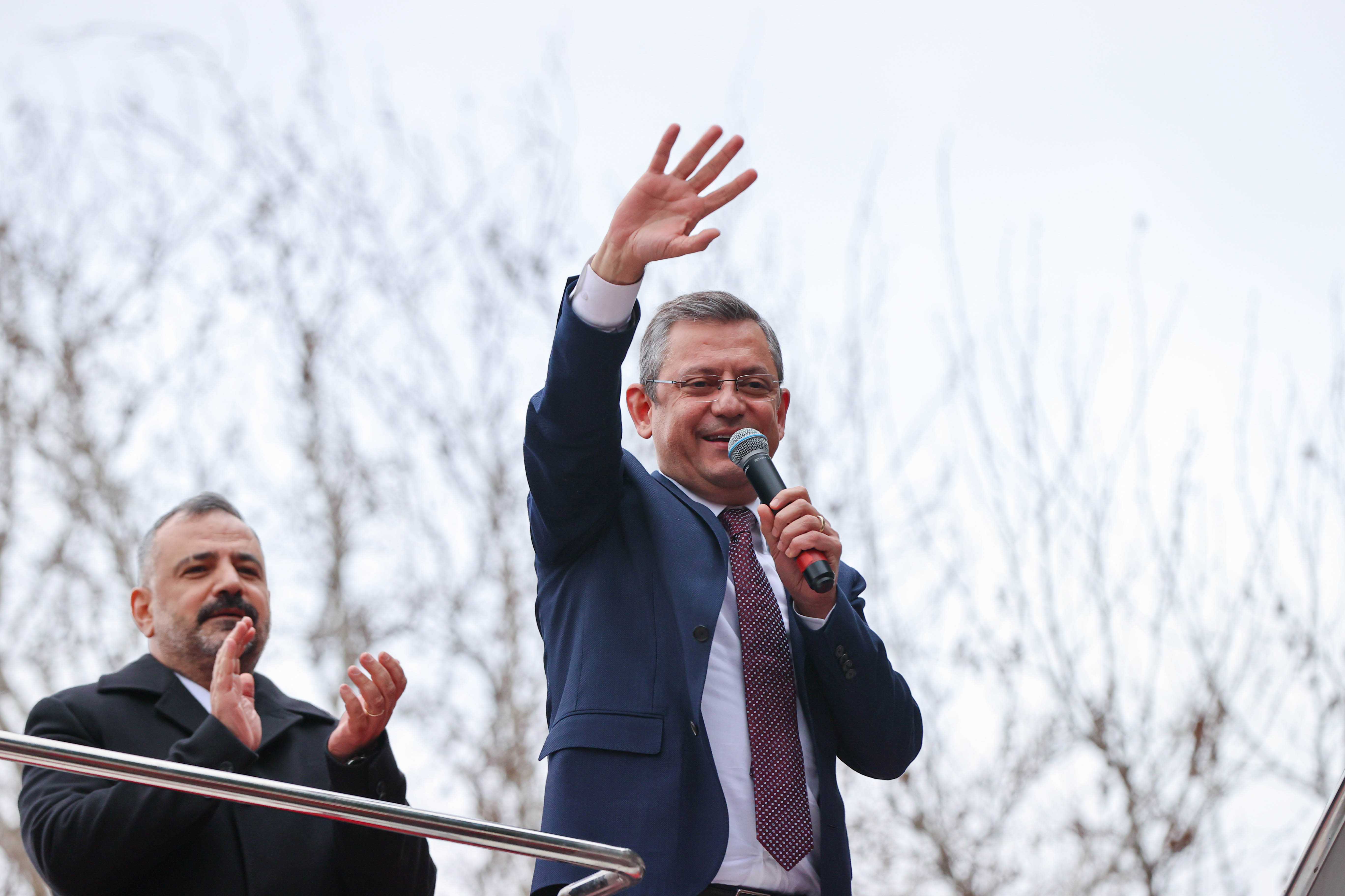 Özgür Özel'den İzmir'de Karışıklık: Yanlış Adayın Elini Kaldırdı 2 AA 20240216 33726946 33726942 CHP GENEL BASKANI OZGUR OZEL BERGAMADA HALK BULUSMASINA KATILDI