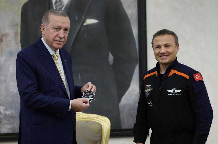 Alper Gezeravcı'ya Yeni Görev 12 alper gezeravciya yeni gorev 8 vrB1Tk1V