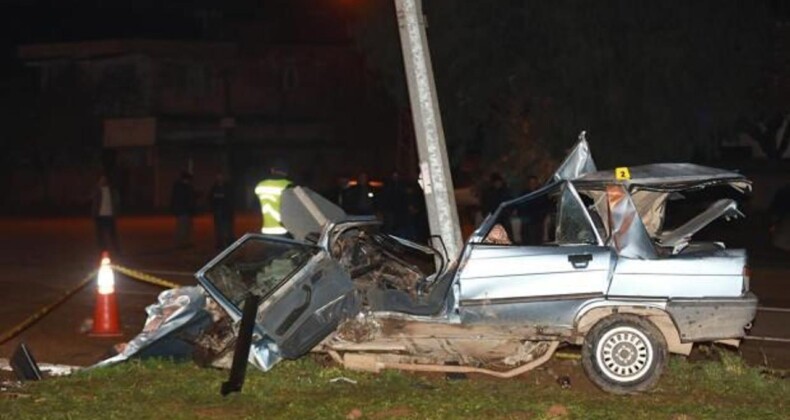 Hatay’da Direğe Çarpan Araç Hurdaya Döndü