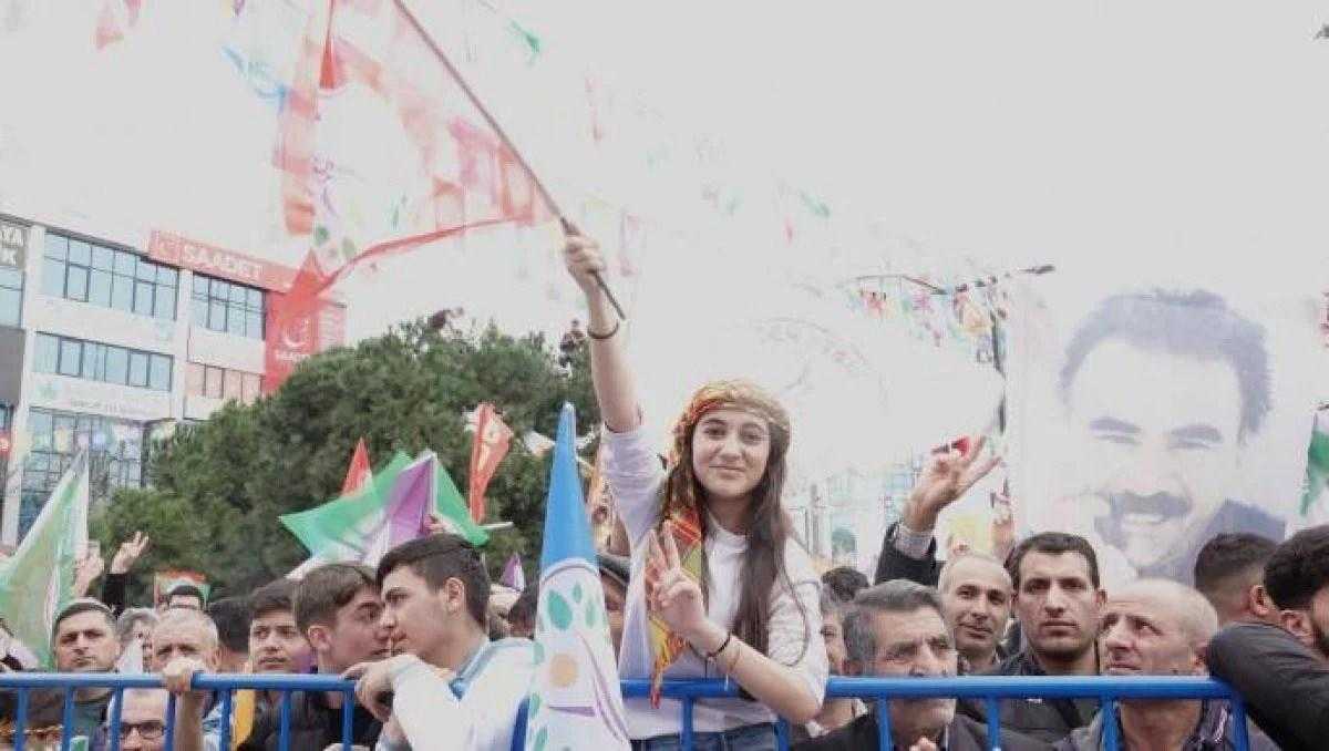 Esenyurt'ta DEM Parti Mitingi! Terörist Elebaşının Posterini Açtılar 1 esenyurtta dem parti mitingi terorist elebasinin posterini actilar 1 1DWqiBmn