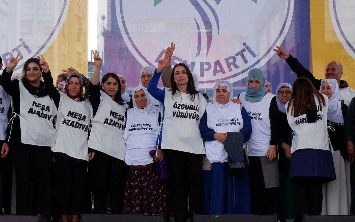 Esenyurt'ta DEM Parti Mitingi! Terörist Elebaşının Posterini Açtılar 2 esenyurtta dem parti mitingi terorist elebasinin posterini actilar 2 ZuB8BMH5