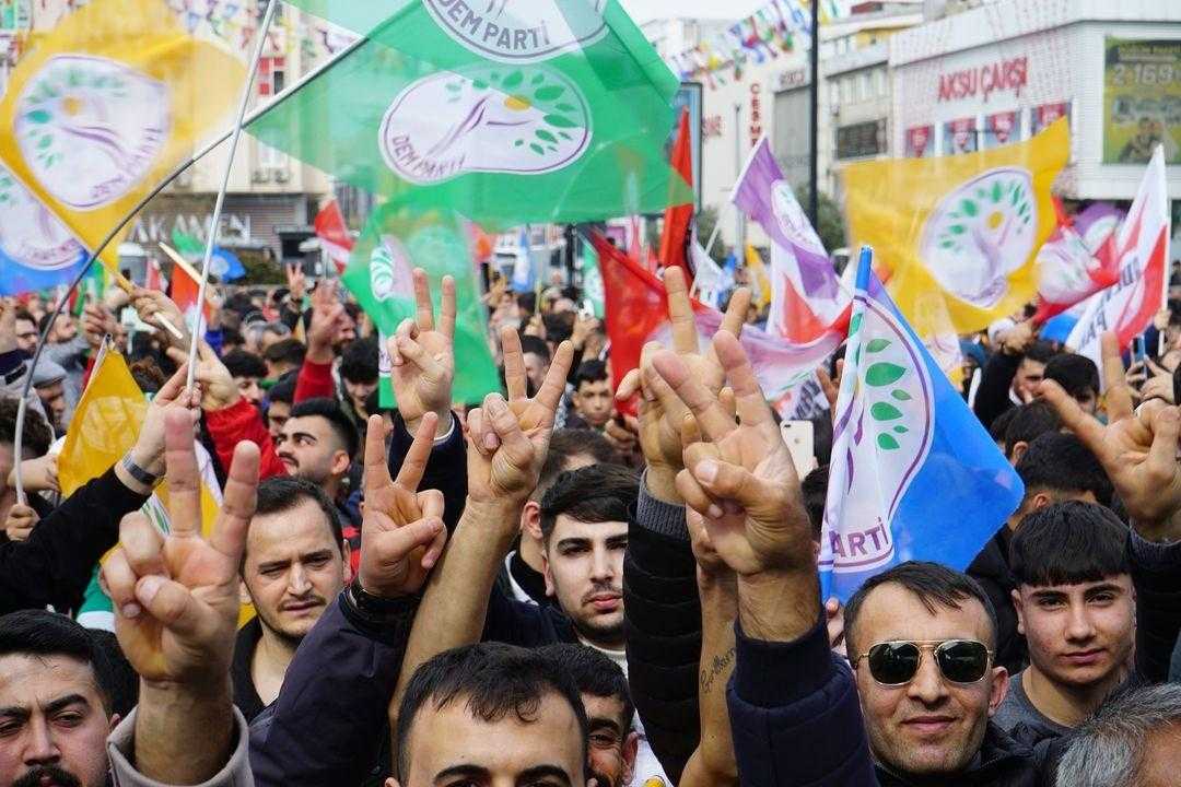 Esenyurt'ta DEM Parti Mitingi! Terörist Elebaşının Posterini Açtılar 5 esenyurtta dem parti mitingi terorist elebasinin posterini actilar 5 sX89lzpP
