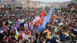 Esenyurt’ta DEM Parti Mitingi! Terörist Elebaşının Posterini Açtılar