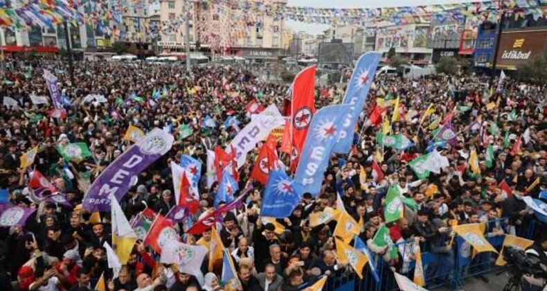 Esenyurt’ta DEM Parti Mitingi! Terörist Elebaşının Posterini Açtılar