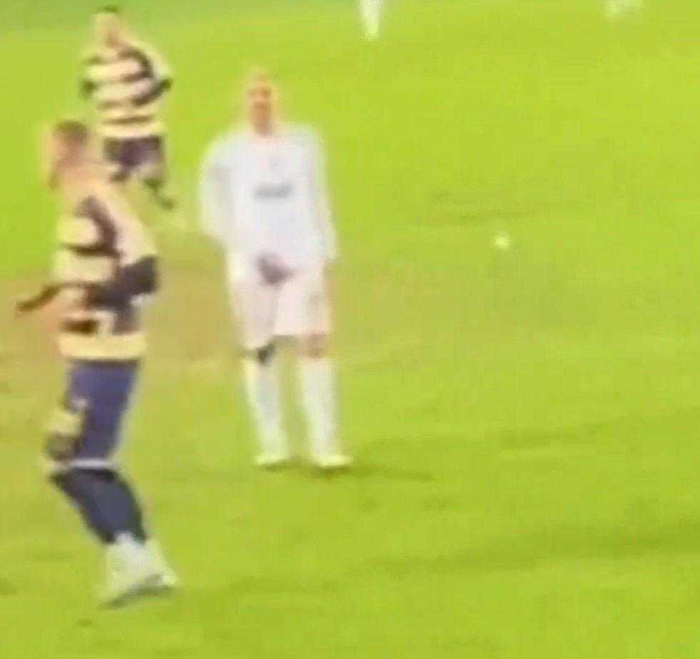 Icardi'den rakip tribünlere edep dışı hareket! 1 icardiden rakip tribunlere edep disi hareket 1 O5BmfV3R