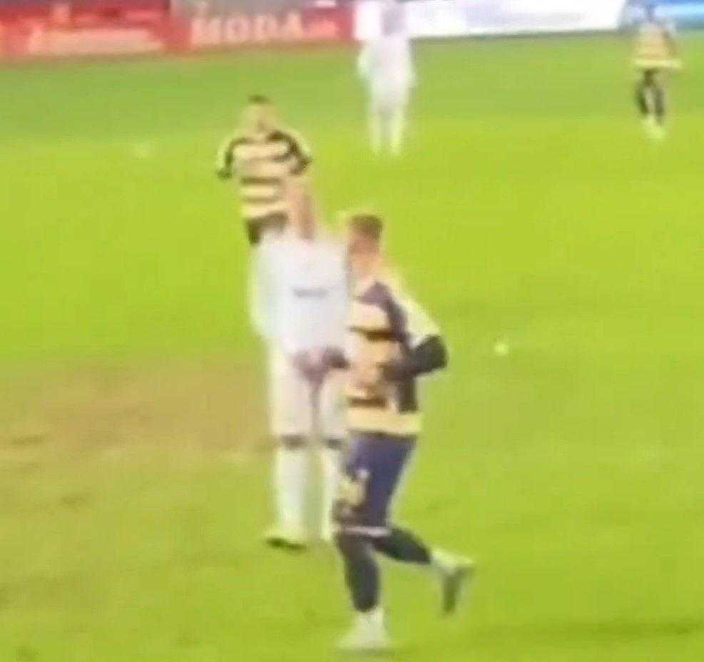 Icardi'den rakip tribünlere edep dışı hareket! 2 icardiden rakip tribunlere edep disi hareket 2 d5SJHgER