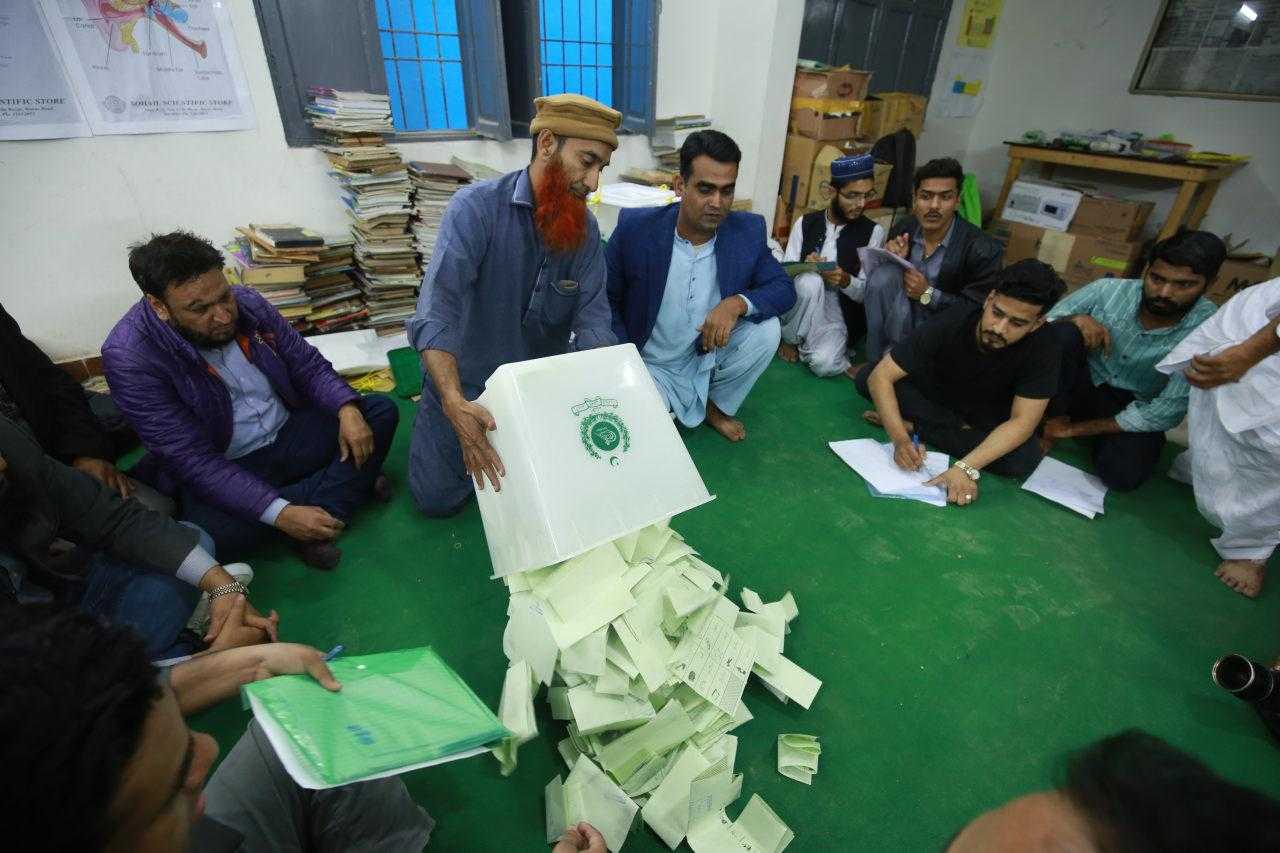 Pakistan'daki Tarihi Seçimde Sandıklarda İmran Han Damgası! 2 pakistandaki tarihi secimde sandiklarda imran han damgasi 2 c4yjXlSs
