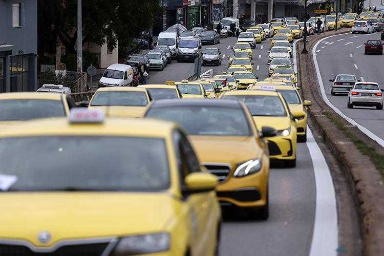 Yunanistan'da Taksiciler 48 Saatlik Greve Gitti 1 yunanistanda taksiciler 48 saatlik greve gitti 1 veMTN5I9