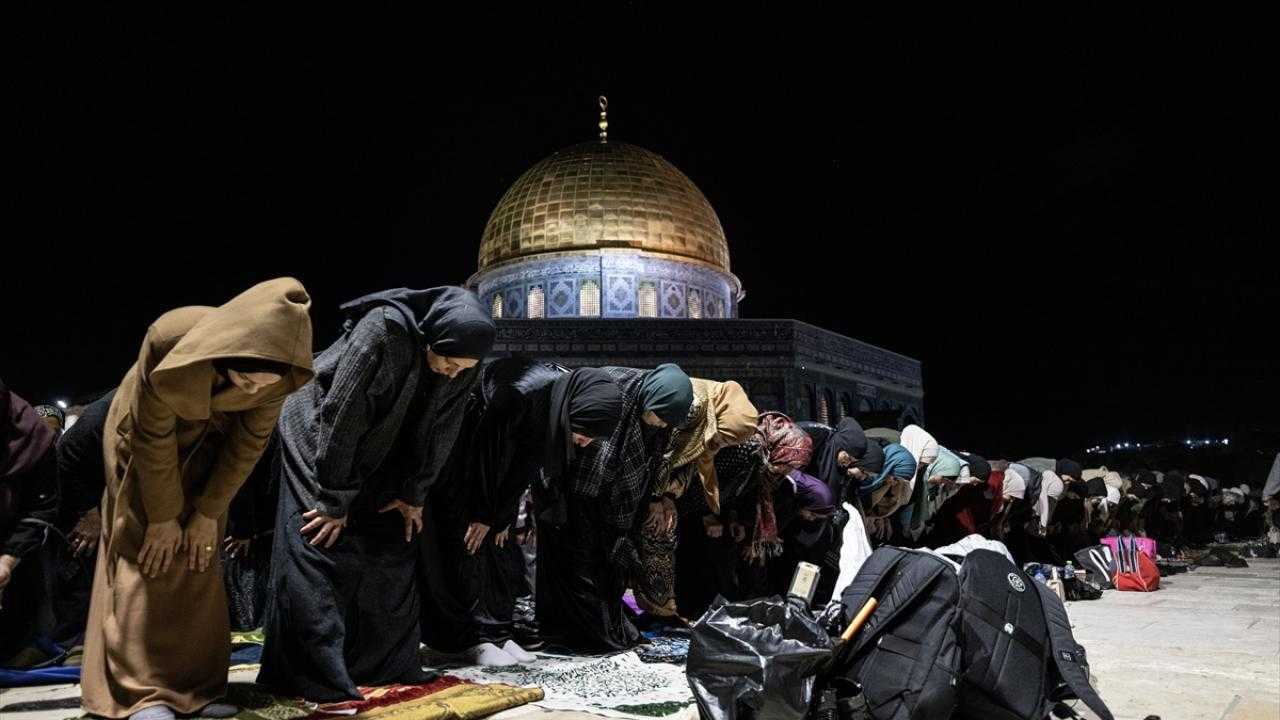 İşgal Altındaki Kudüs'teki Mescid-i Aksa’da 100 Bin Kişi Teravih Namazı Kıldı 6 2203836