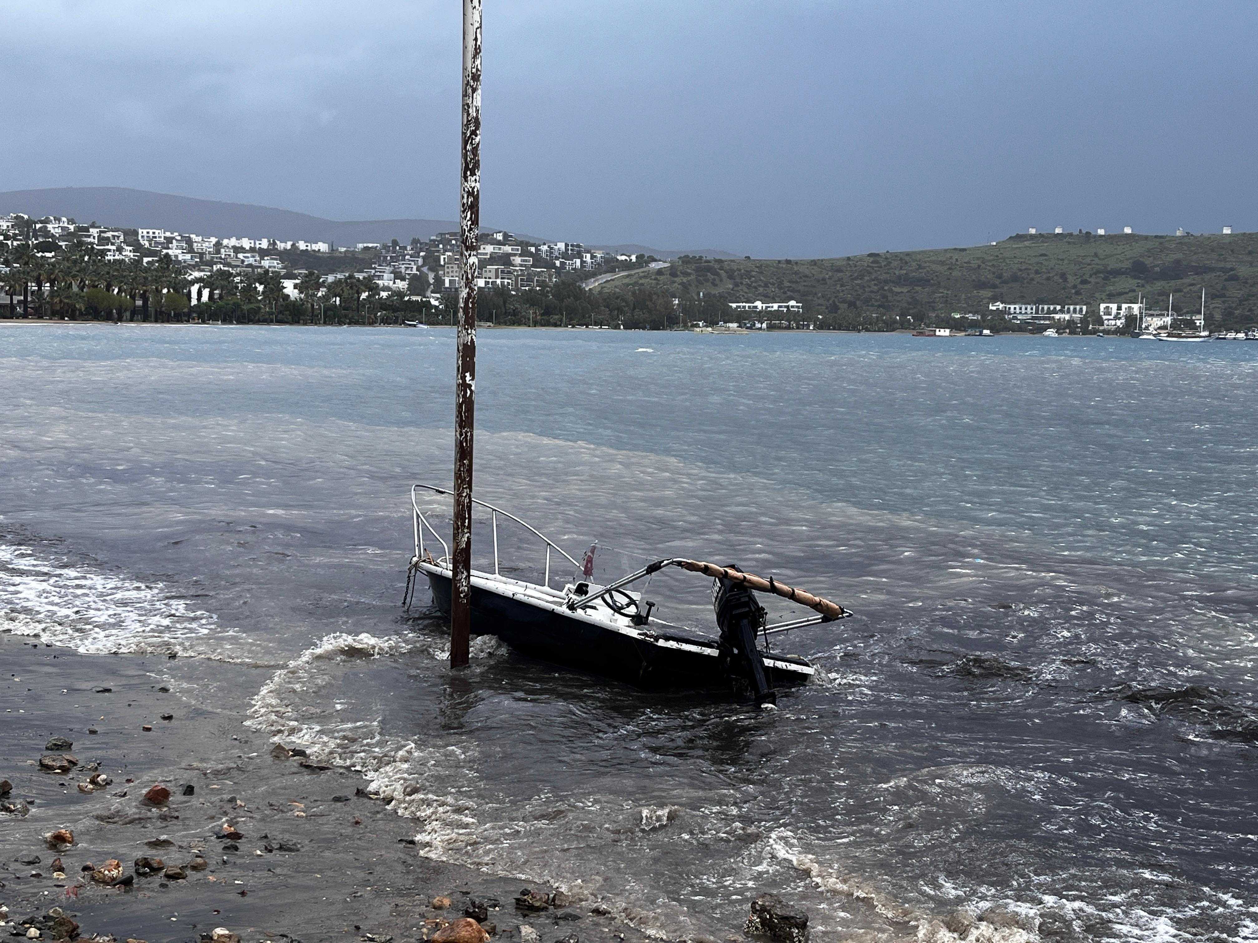 Muğla'da Kuvvetli Rüzgar ve Sağanak Hayatı Olumsuz Etkiliyor 2 AA 20240305 33891733 33891729 MUGLADA KUVVETLI RUZGAR VE SAGANAK ETKILI OLUYOR