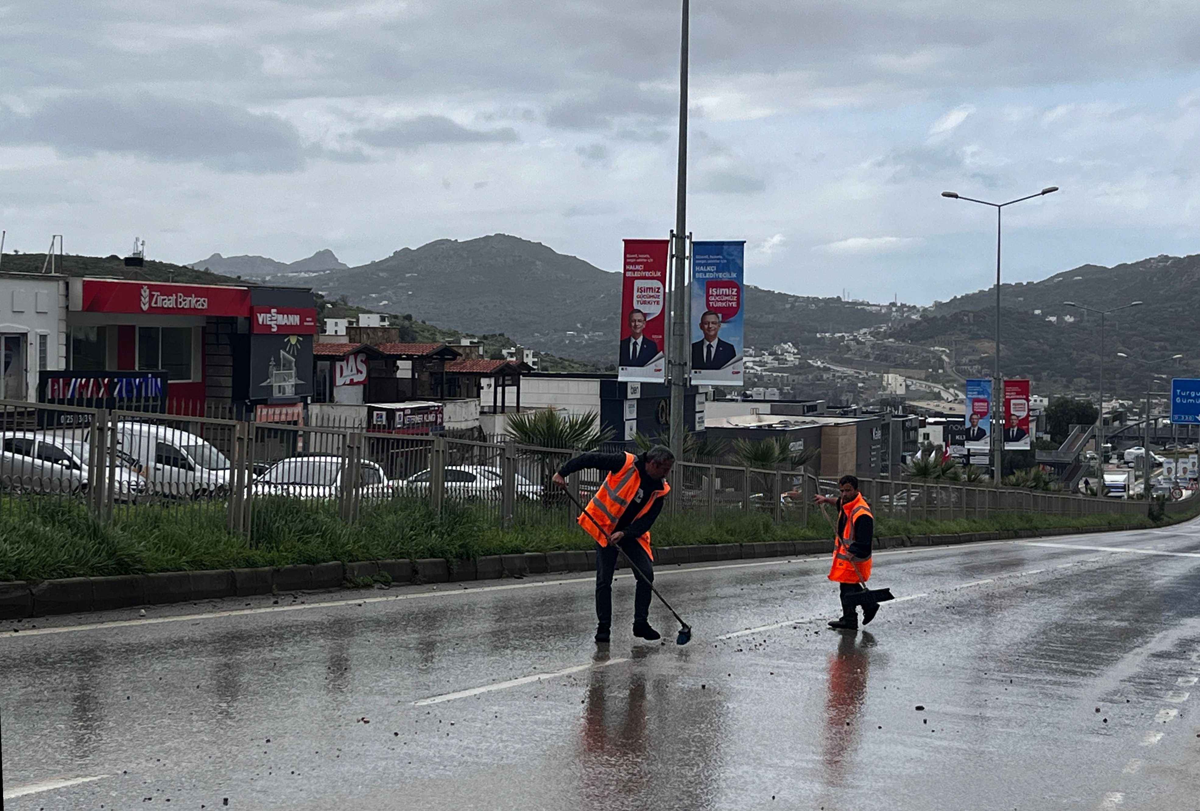 Muğla'da Kuvvetli Rüzgar ve Sağanak Hayatı Olumsuz Etkiliyor 4 AA 20240305 33891733 33891732 MUGLADA KUVVETLI RUZGAR VE SAGANAK ETKILI OLUYOR