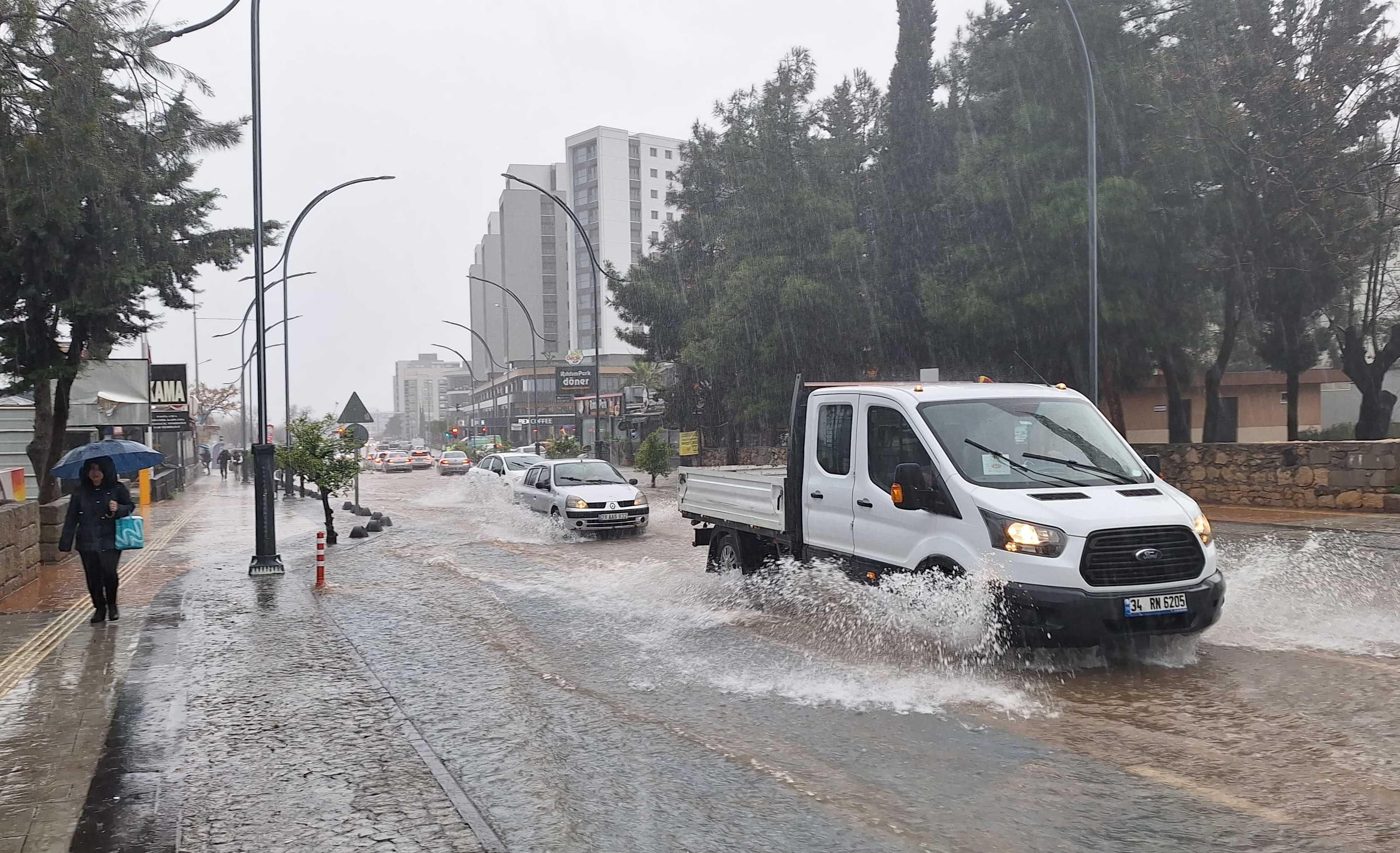 Antalya ile Adana’da Sağanak ve Hortum Felaketi: 6 Yaralı 2 AA 20240305 33896338 33896331 ANTALYADA SAGANAK VE FIRTINA ETKILI OLDU
