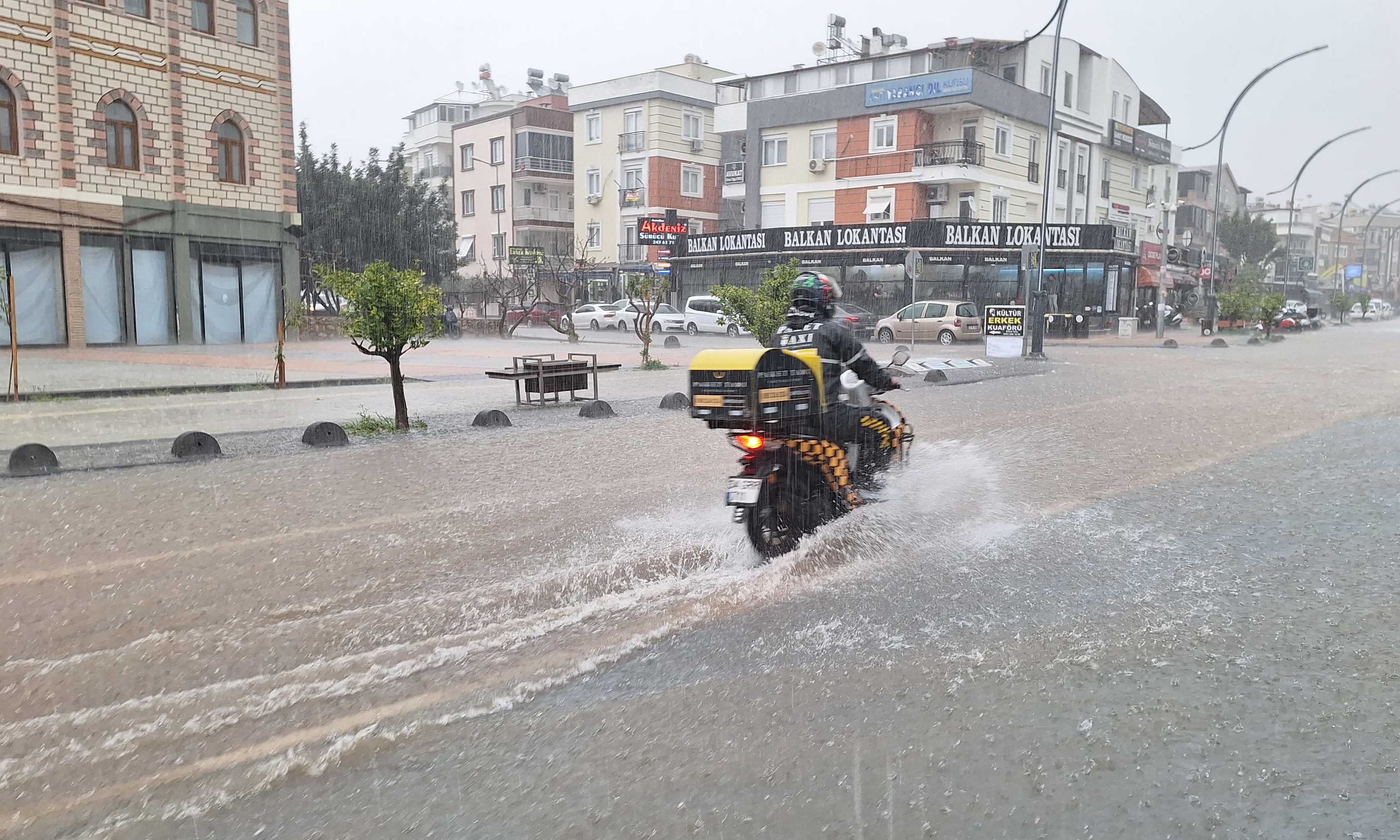 Antalya ile Adana’da Sağanak ve Hortum Felaketi: 6 Yaralı 1 AA 20240305 33896338 33896334 ANTALYADA SAGANAK VE FIRTINA ETKILI OLDU